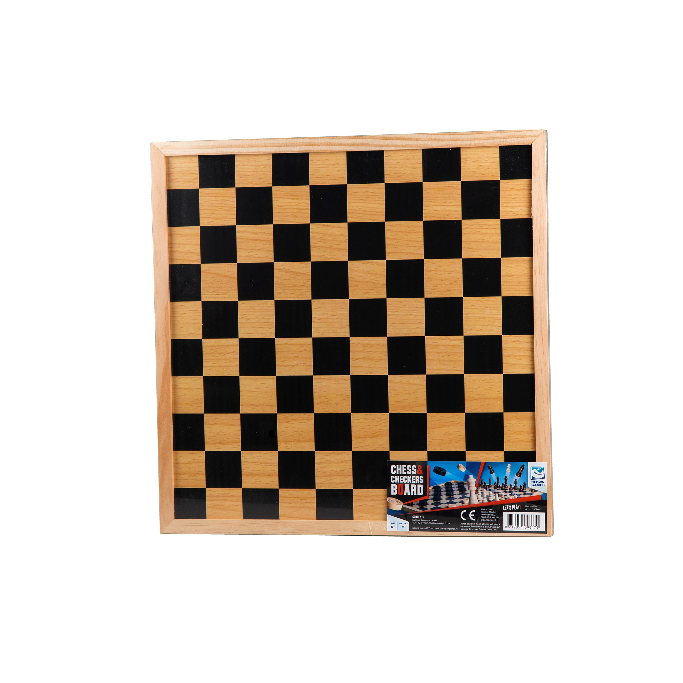 Een schaakbord met zwarte en beige vierkanten, omlijst door hout. Een speldoos is zichtbaar.