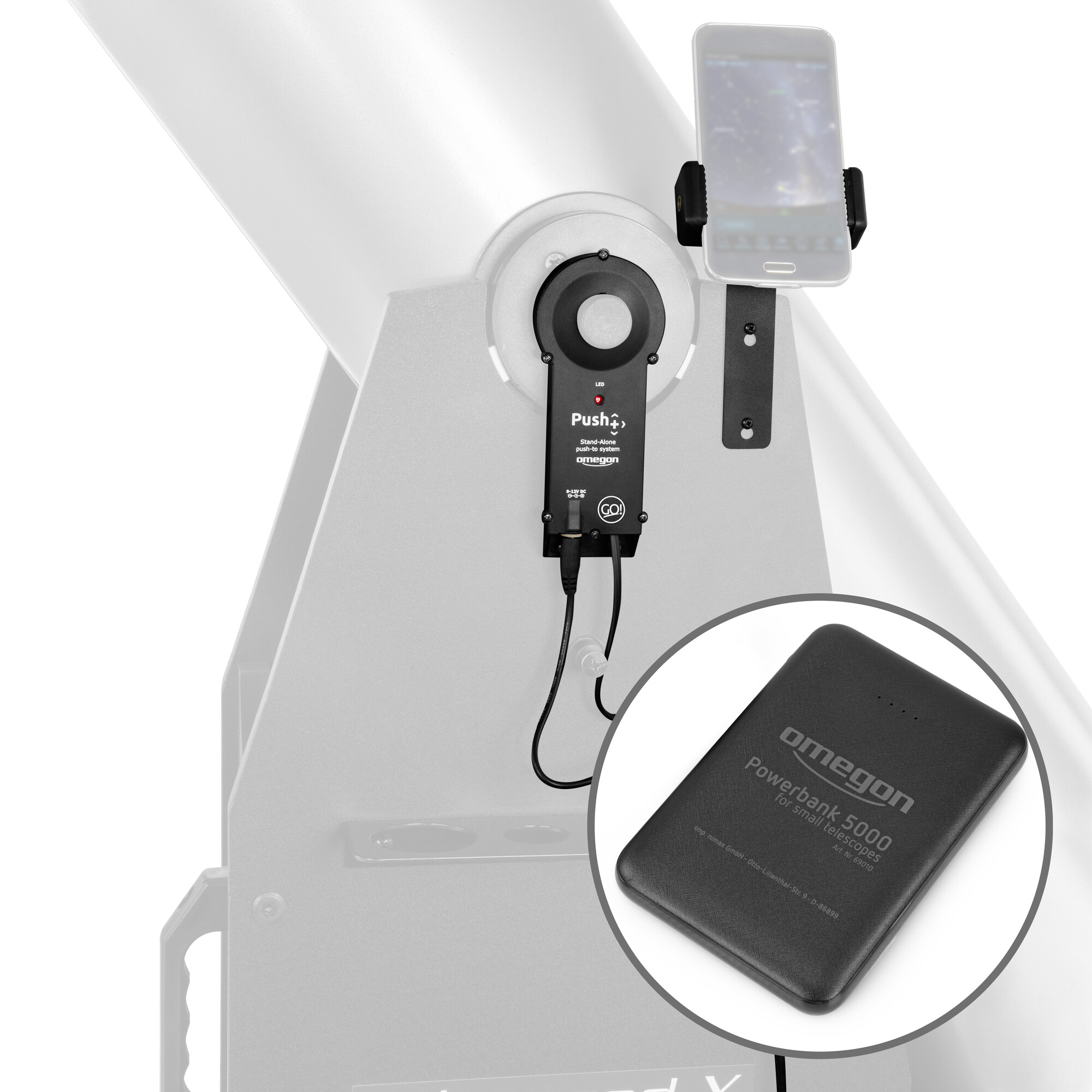 Ein Teleskop mit Smartphone-Halterung und Powerbank. Das Telefon zeigt eine Sternenkarte. Ein schwarzes Push-System ist angebracht.
