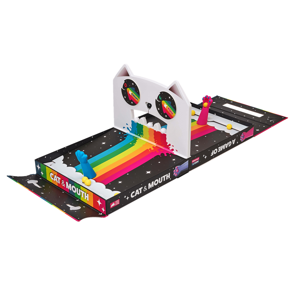 Un juego 'Cat & Mouth'. Una estructura blanca con forma de gato y una lengua de arcoíris. Tiene un campo de juego negro con bolas de colores y una mano azul.