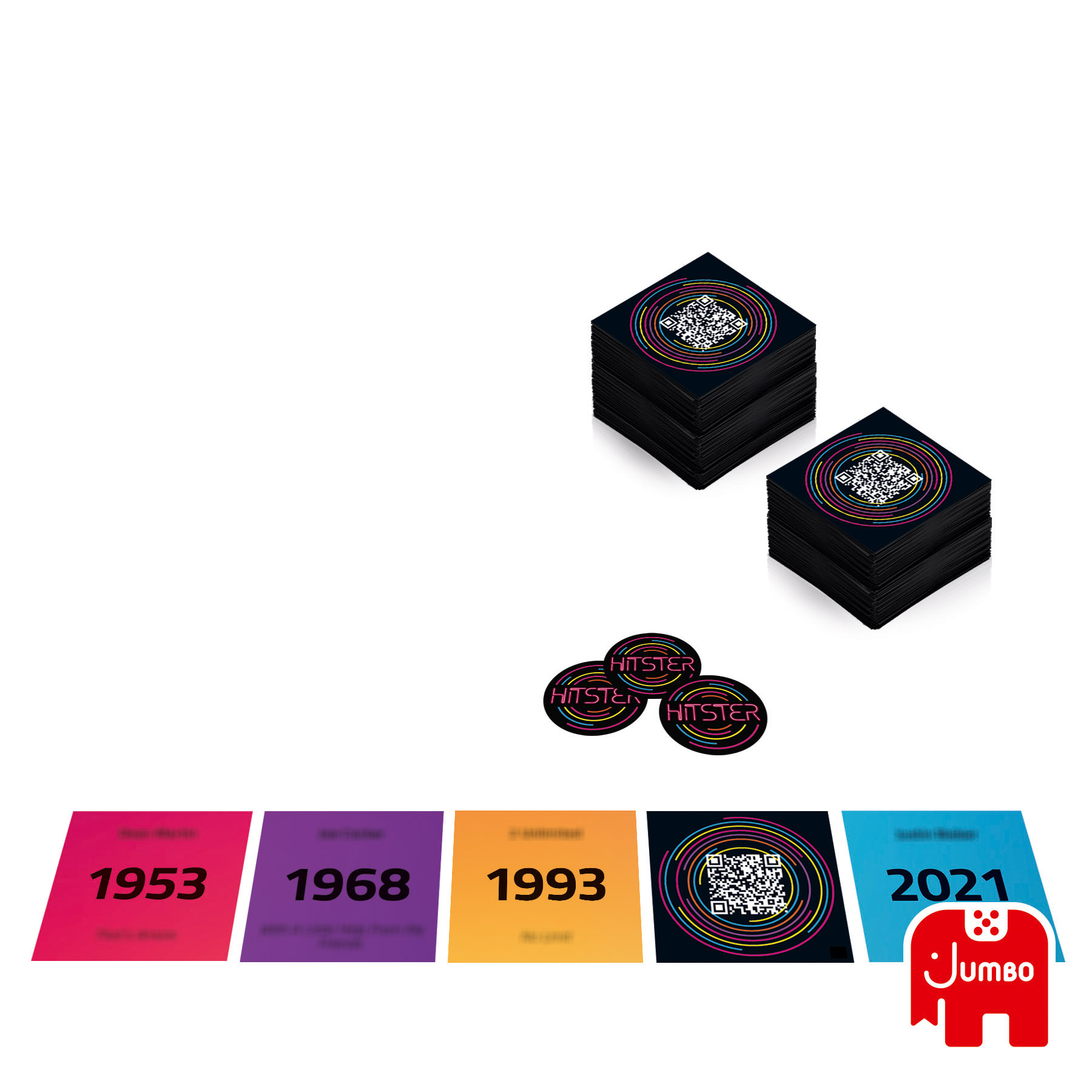 De afbeelding toont speelkaarten, labels met jaartallen en een Jumbo-logo. Kaarten hebben QR-codes. Labels tonen jaren zoals 1953 en 2021.