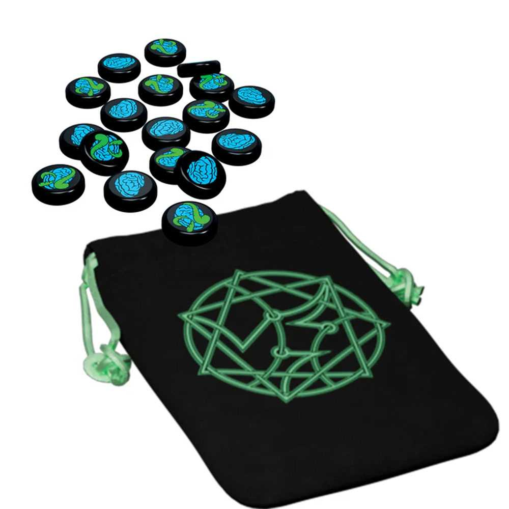 Schwarze Spielsteine mit blauen Gehirndesigns und eine schwarze Tasche mit einem grünen geometrischen Design.