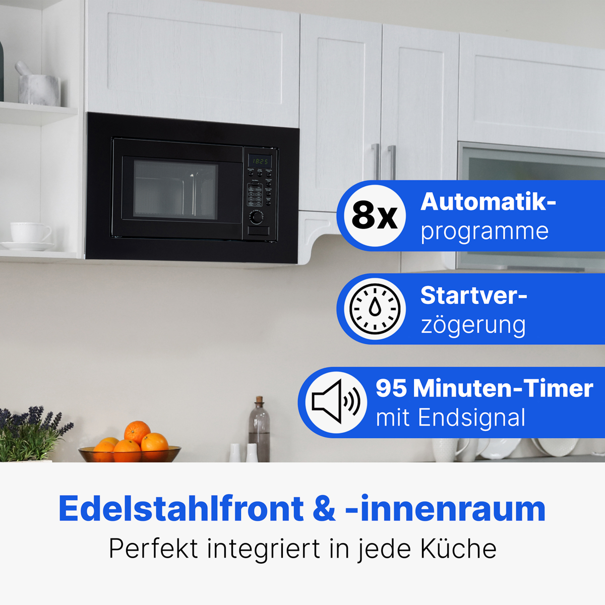 Ein schwarzer Mikrowellenherd ist in weiße Küchenschränke eingebaut. Merkmale sind Automatikprogramme, Timer und Edelstahl-Innenraum.