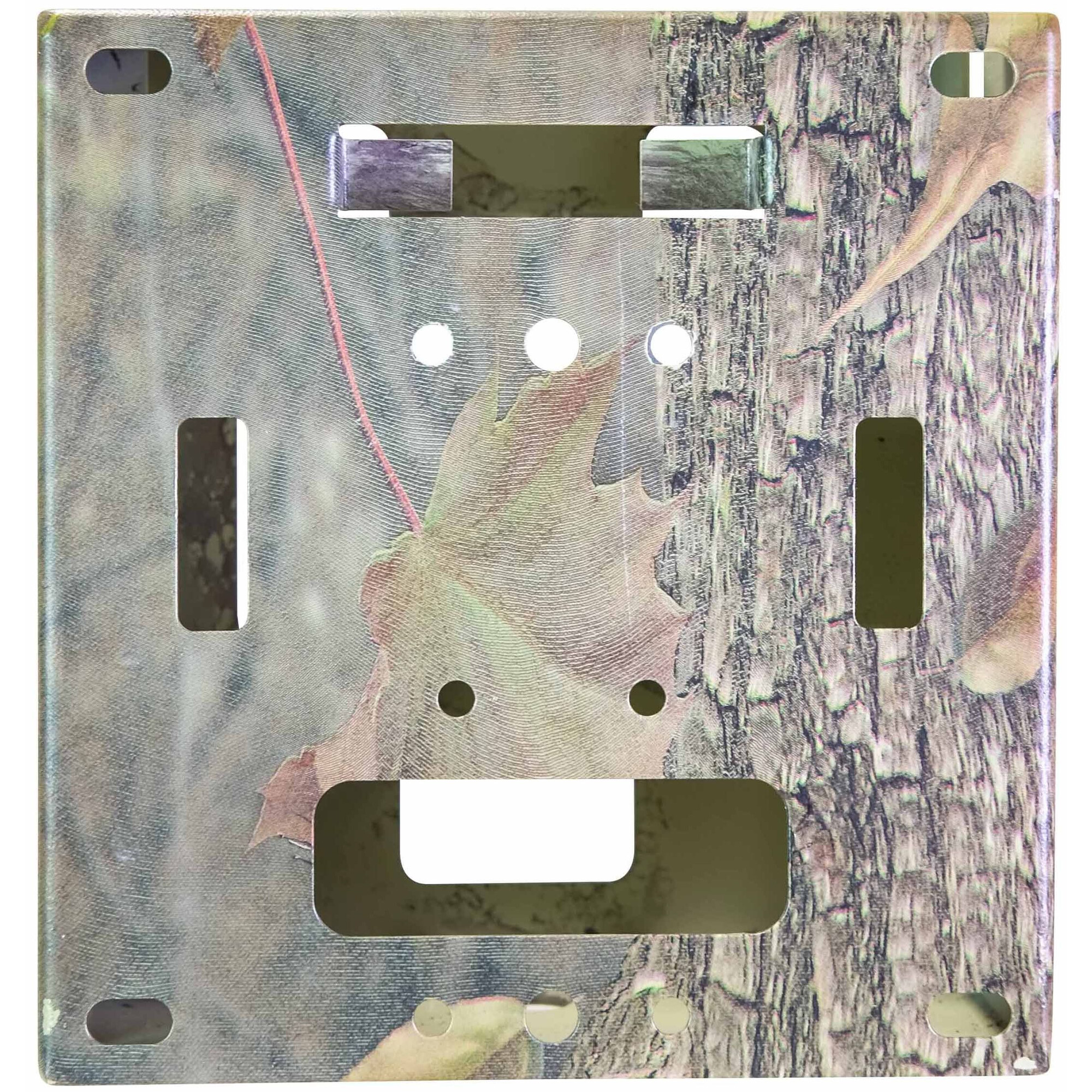 Metallplatte mit Tarnmuster und Aussparungen. Auf der Platte ist ein Blatt aufgedruckt.