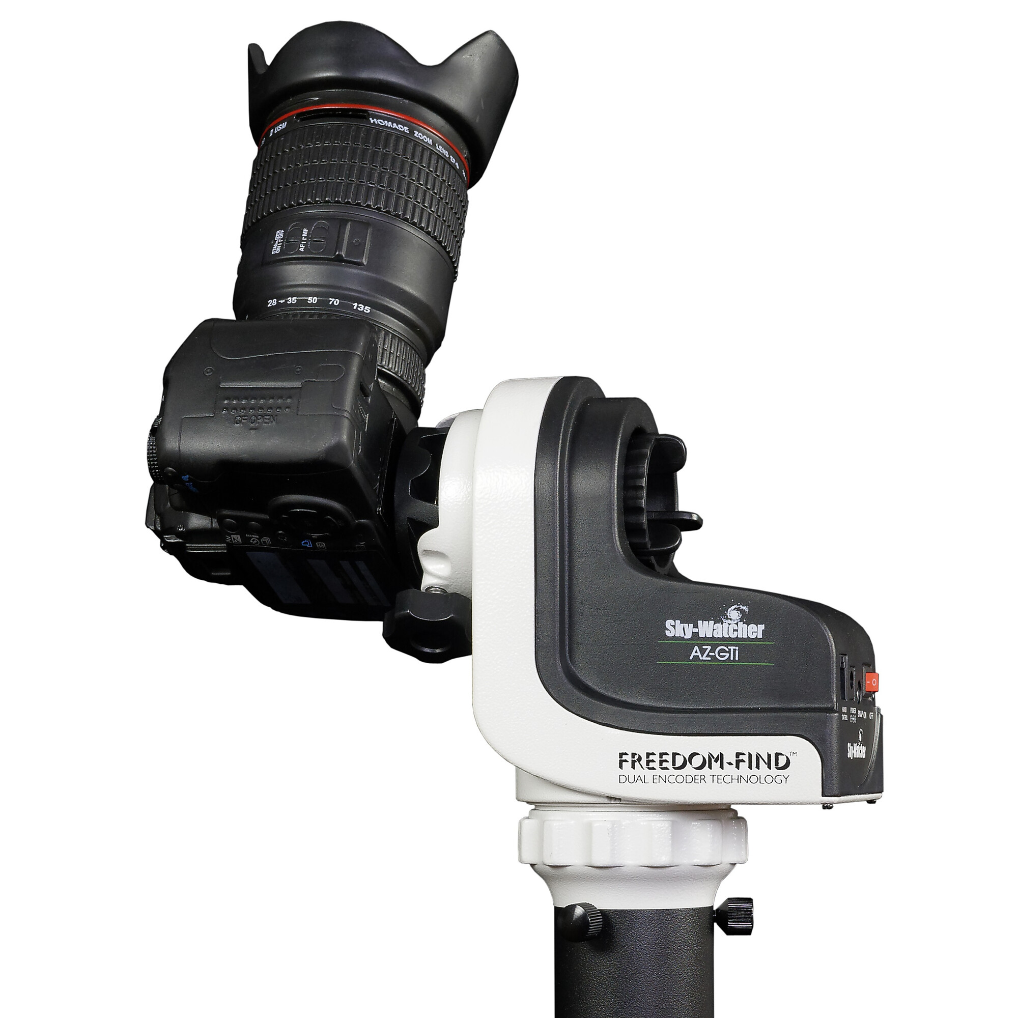 Schwarze Kamera mit Objektiv auf einem weiß-schwarzen Sky-Watcher AZ-GTI-Halter, vor weißem Hintergrund.