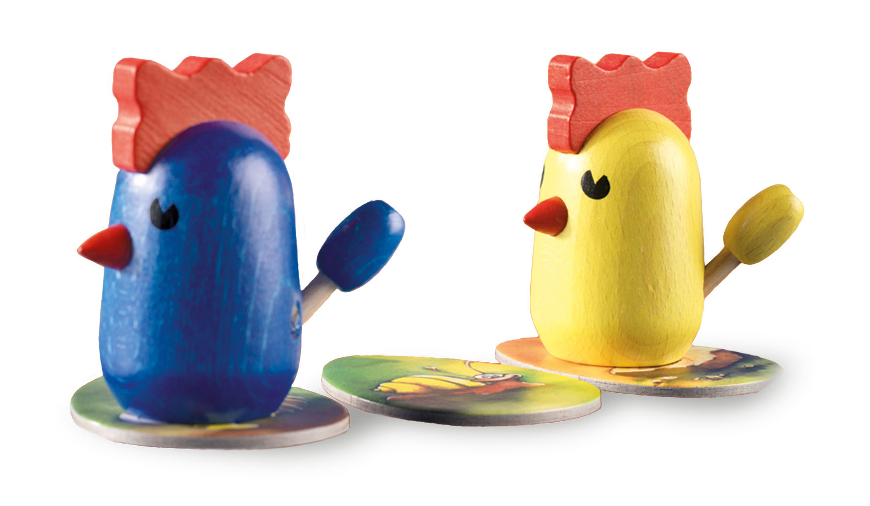 Zwei hölzerne Hühnerspielzeuge, eines blau und eines gelb, jeweils mit rotem Kamm und Schnabel, stehen auf kreisförmigen Sockeln.