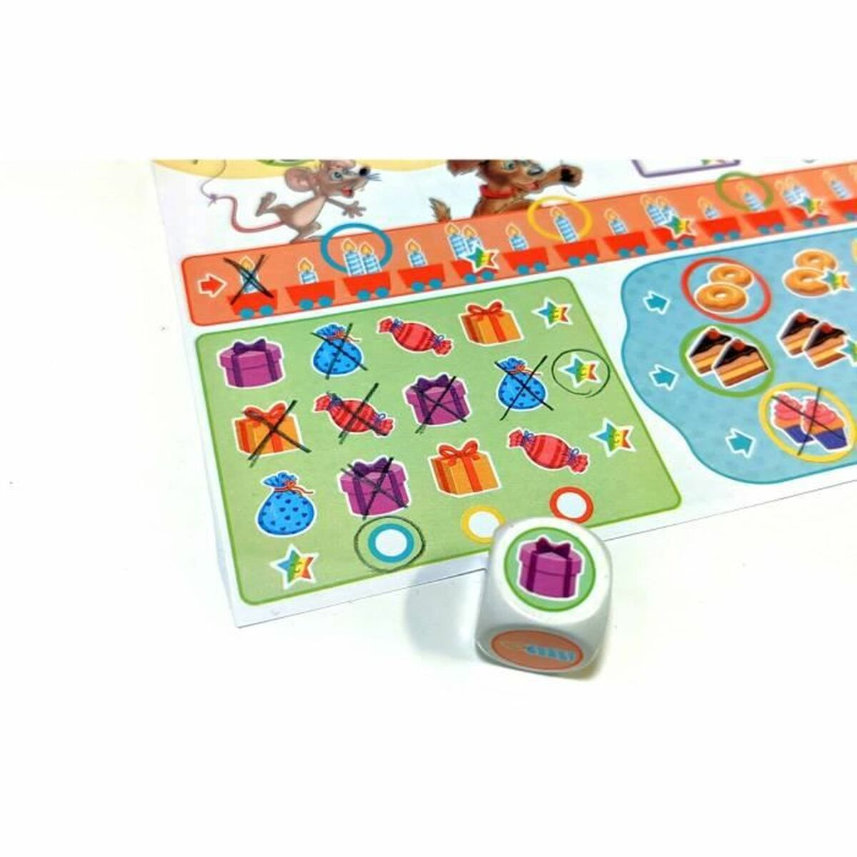Een spelbord met kleurrijke afbeeldingen van cadeaus, snoep en taarten. Een dobbelsteen met een cadeau-afbeelding ligt ernaast.