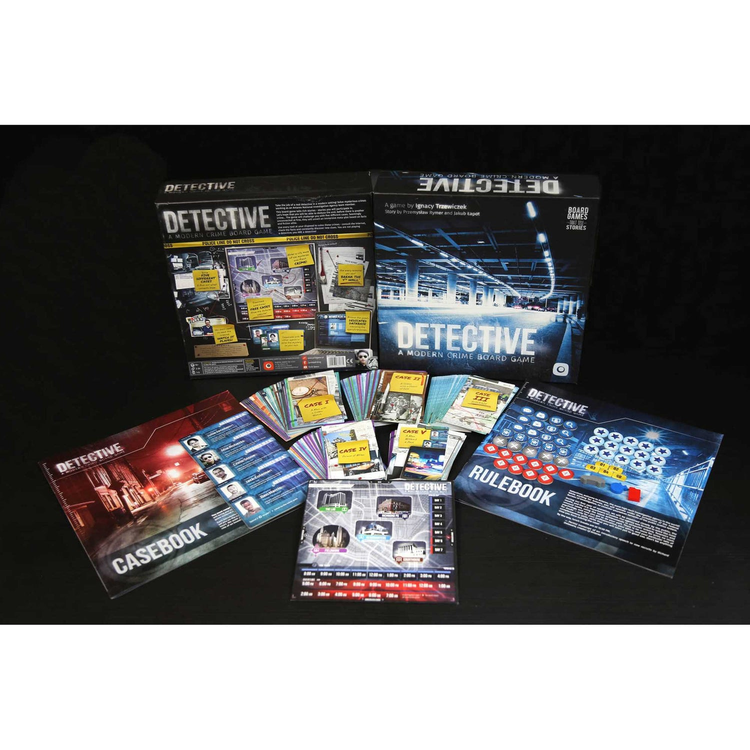 Das Brettspiel Detective ist ausgebreitet. Kisten, Karten und Regelbuch sichtbar. Fallbücher und Spielsteine sind ausgestellt.