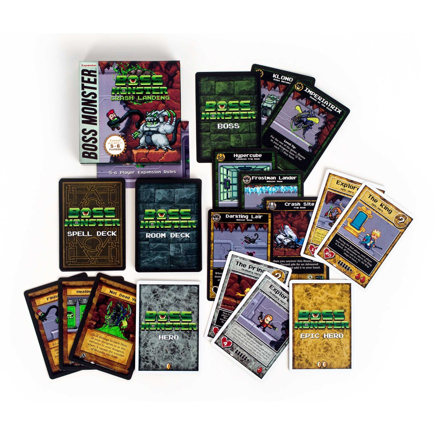 Spielbox und Karten auf Weiß. Die Box sagt 'Boss Monster'. Karten zeigen Charaktere und Spielelemente.
