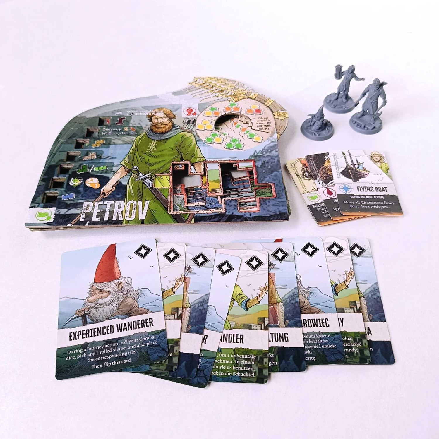 Brettspiel-Setup. Enthält Karten, Charakterfiguren und ein Spielbrett mit dem Namen Petrov. Karten zeigen Illustrationen.