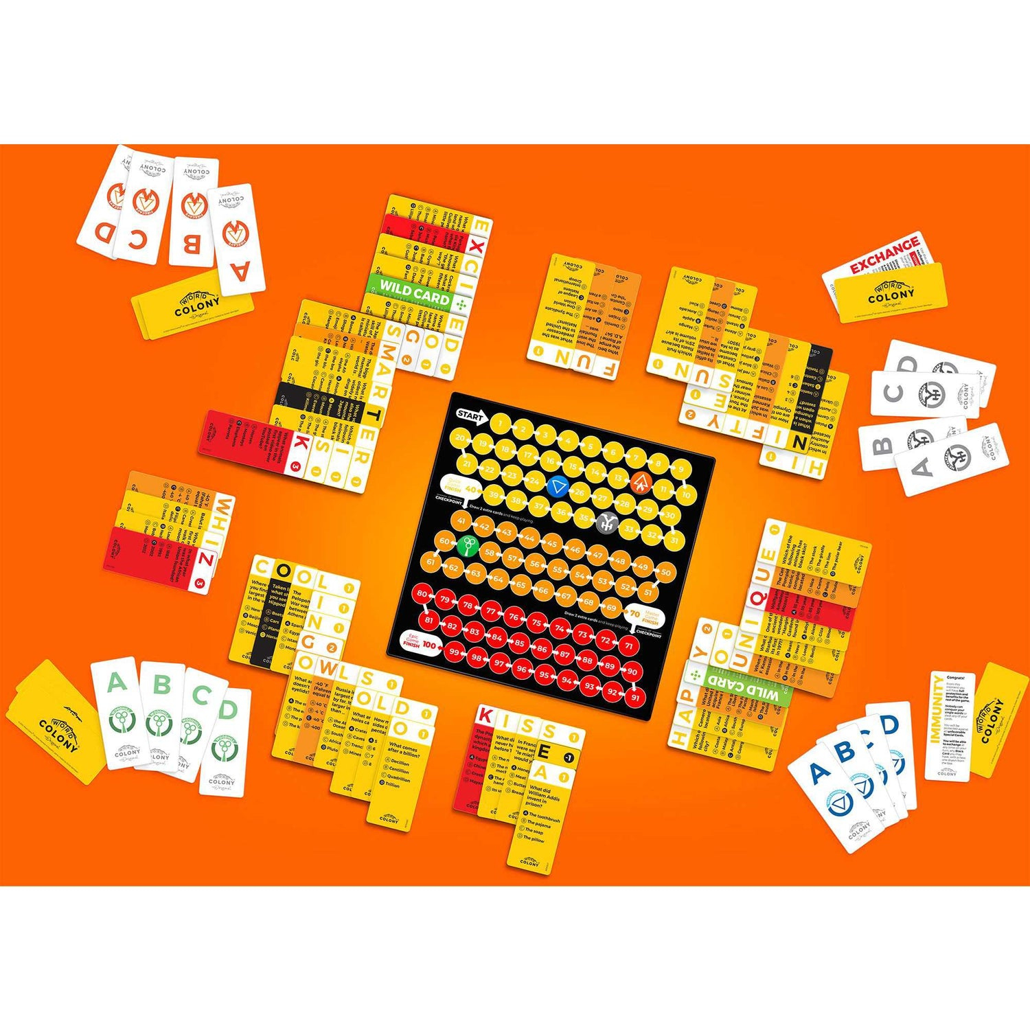 Brettspiel mit Karten und Spielbrett, orangefarbener Hintergrund. Karten haben Buchstaben und Wörter.