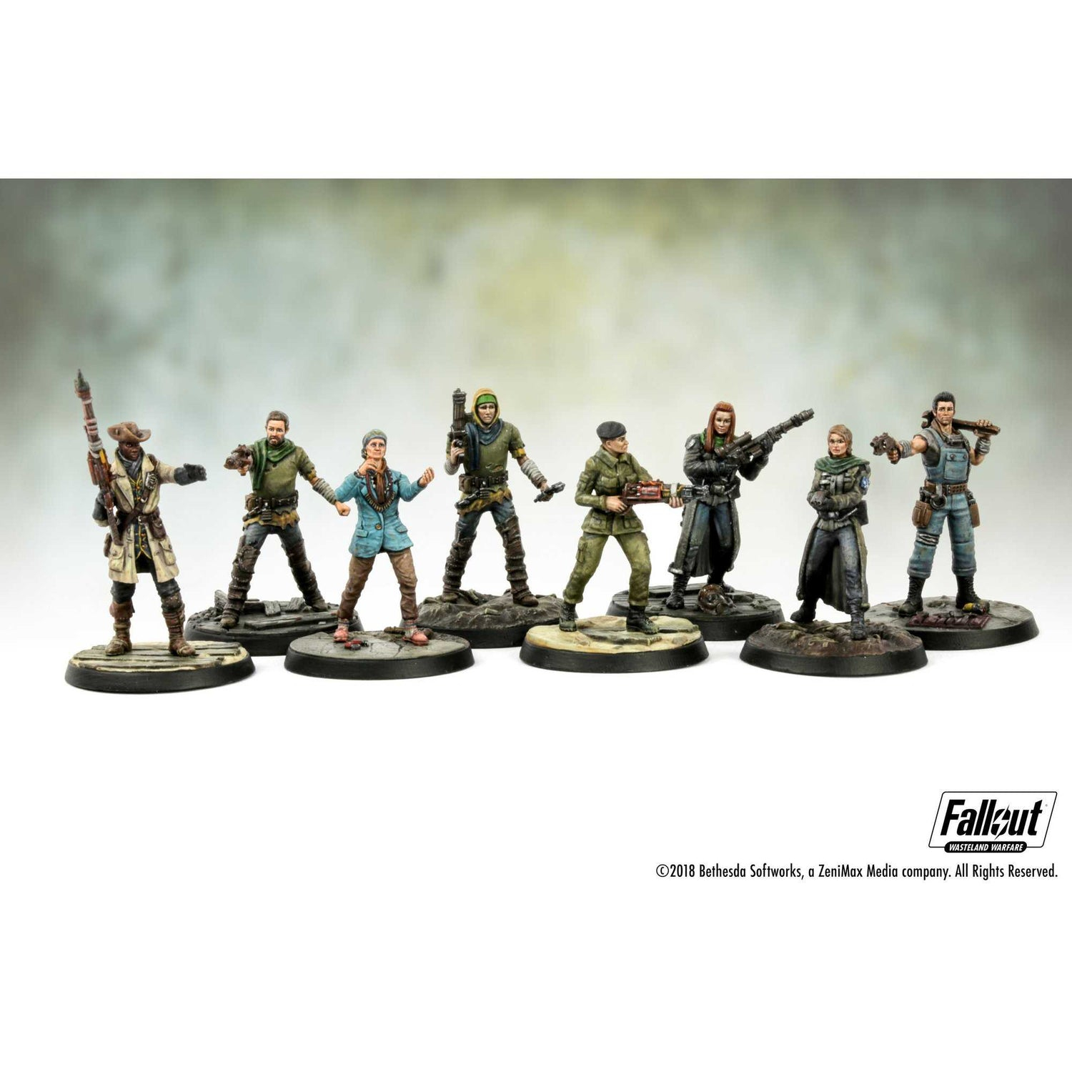 Miniaturfiguren aus Fallout Wasteland Warfare. Sieben Figuren stehen auf runden Sockeln und halten Waffen oder Werkzeuge. Das Fallout-Logo ist sichtbar.
