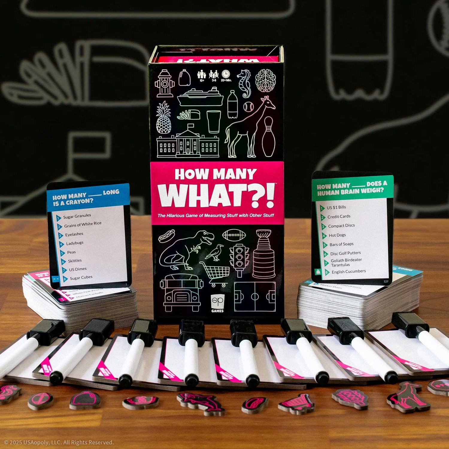 Ein Brettspiel mit Karten und Markern. Das Spiel heißt 'How Many What?!' mit verschiedenen Objekten und Fragen.