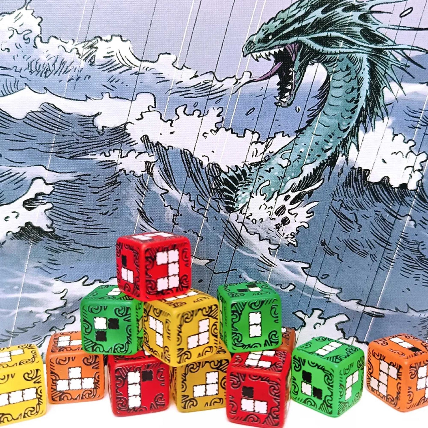 Bunte Würfel mit Symbolen vor einer Illustration einer Seeschlange in Wellen. Die Würfel sind rot, grün, gelb und orange.
