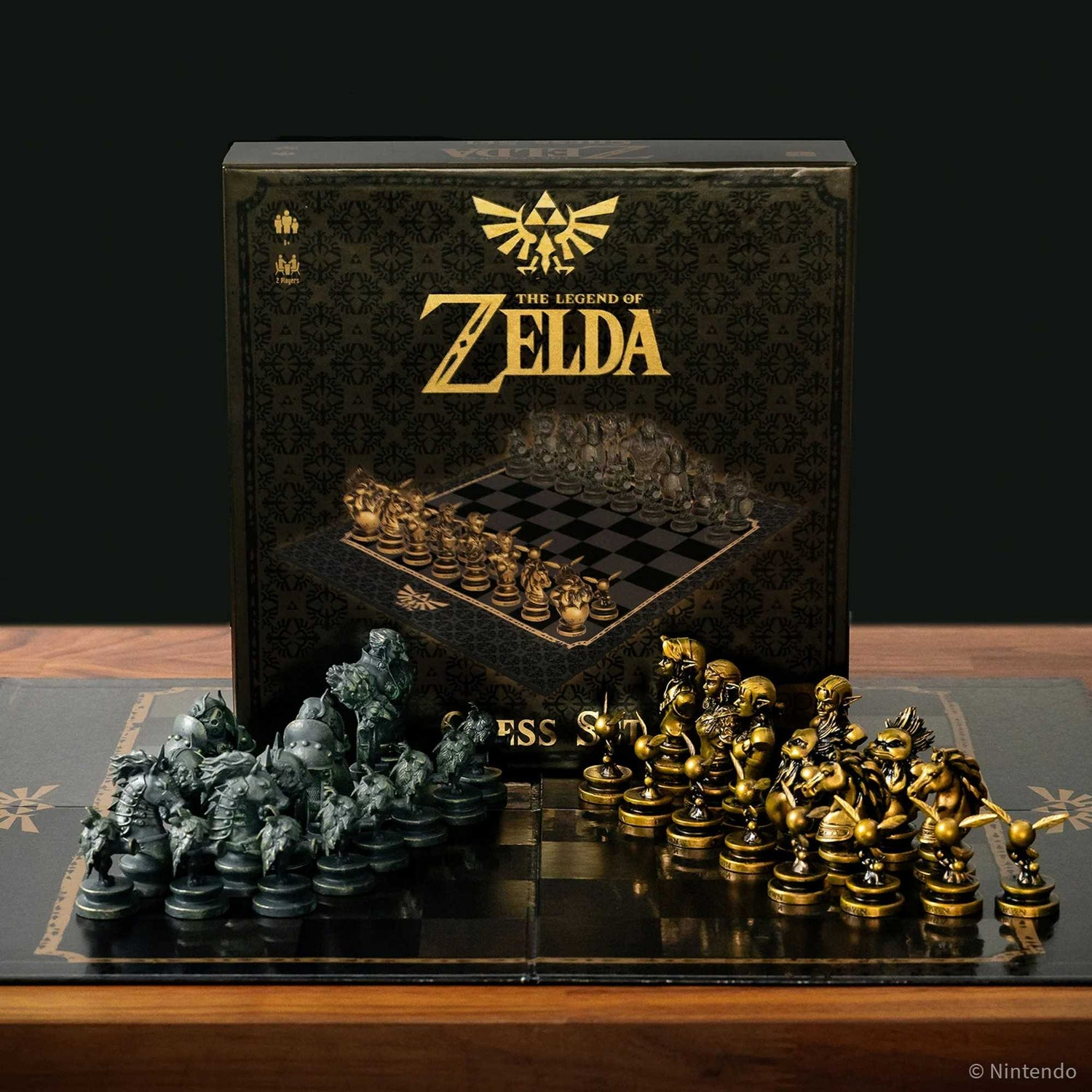 Un set di scacchi di Zelda. I pezzi neri e dorati sono su una scacchiera. Una scatola con il titolo di Zelda è sul retro.