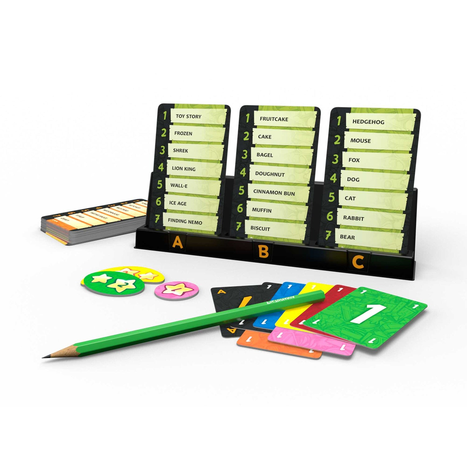 Ein Spielaufbau mit Karten, einem Bleistift und Spielsteinen. Drei Ständer zeigen Wortlisten. Bunte Karten sind verstreut.