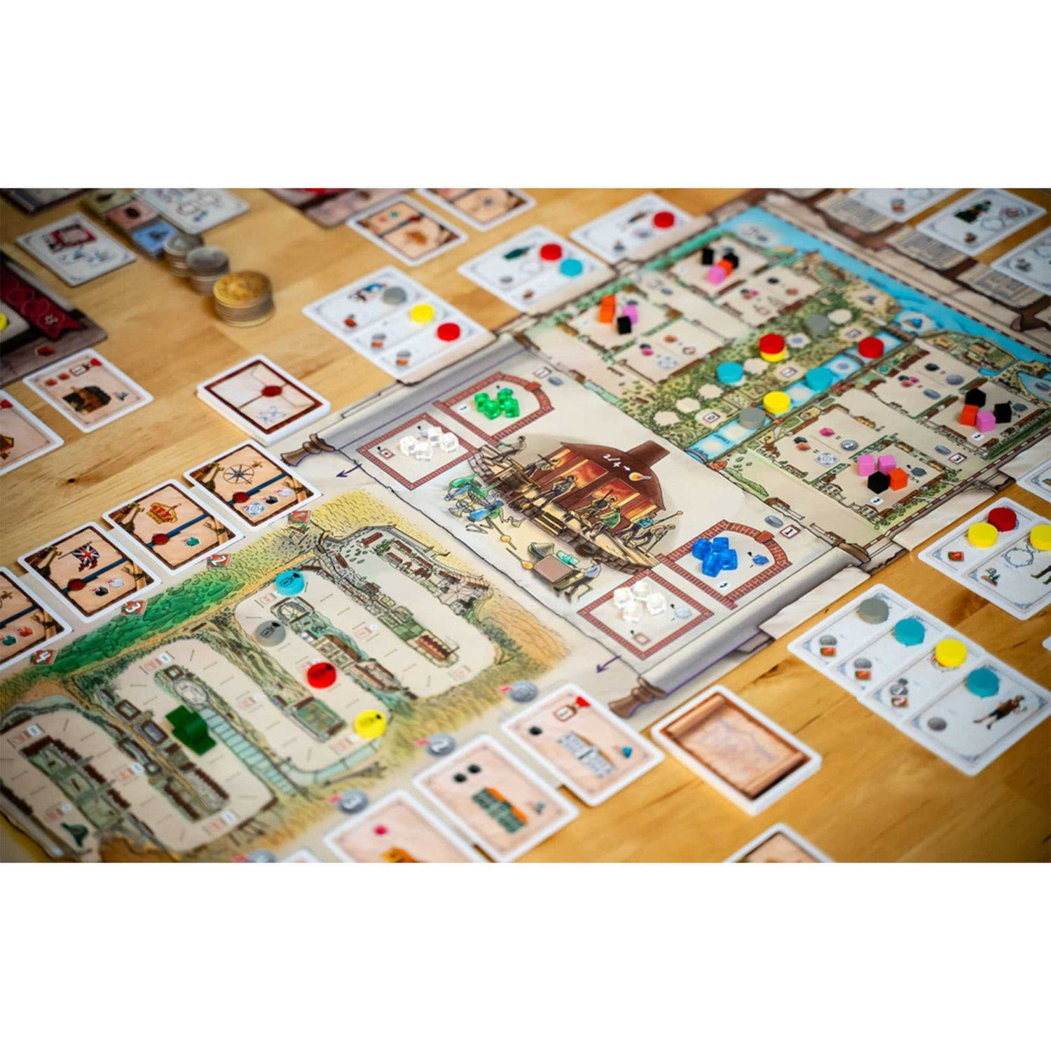 Brettspiel mit Karten und farbigen Spielsteinen auf einer Holzoberfläche. Gebäude und Straßen sind auf dem Spielbrett dargestellt.