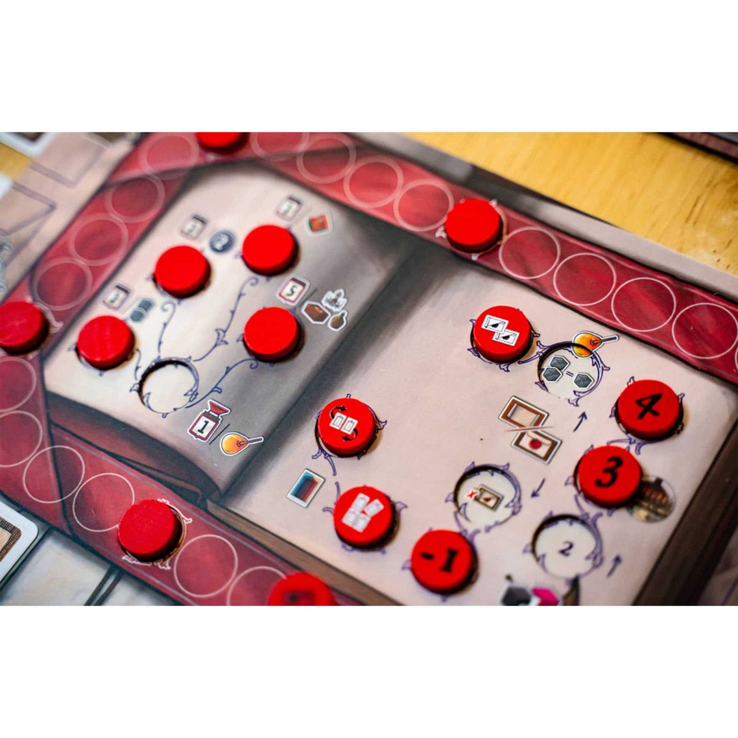 Brettspiel-Detail. Rote Spielsteine auf einem buchähnlichen Brett. Zahlen und Illustrationen sind sichtbar. Roter und weißer Rand.