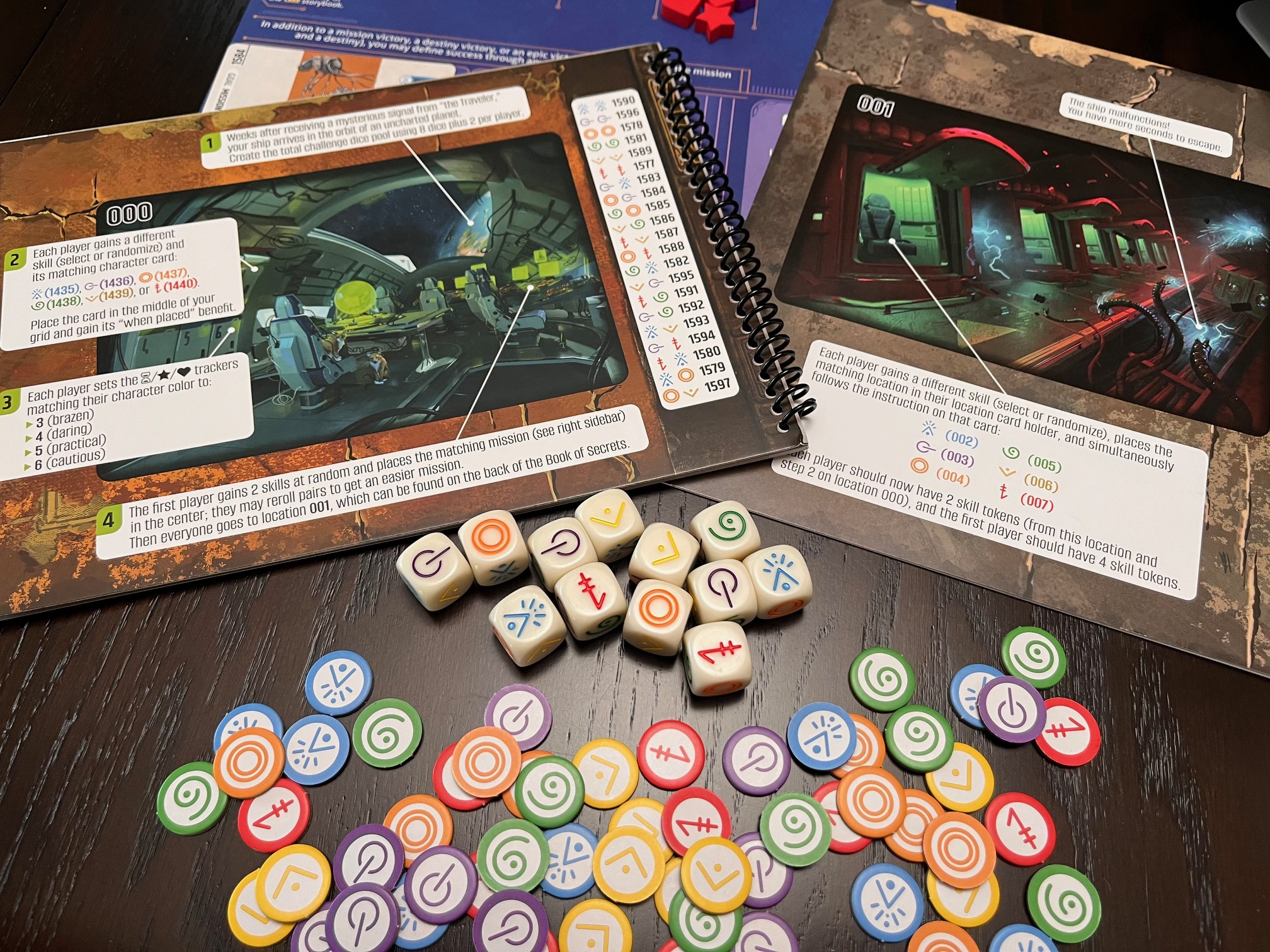 Bordspelonderdelen: dobbelstenen, fiches en regelboeken. Het spel staat op een tafel met een donkere achtergrond.