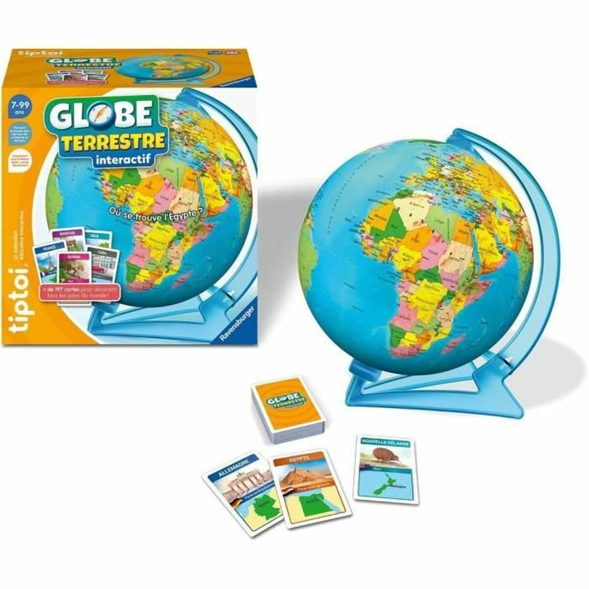 Un giocattolo a forma di globo con una scatola e delle carte è in mostra. Il globo è blu con continenti colorati. Le carte mostrano luoghi come la Germania e l'Egitto.