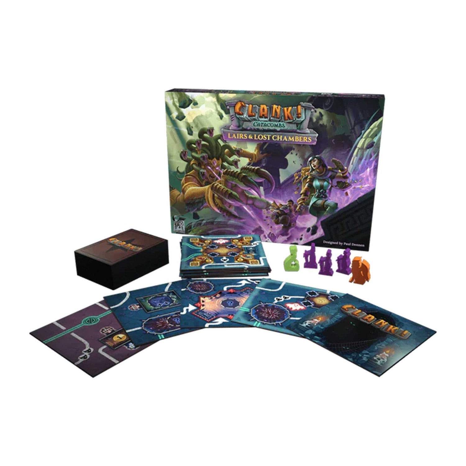 Eine Spielbox, "Clank! Catacombs". Verschiedene Spielkomponenten, Karten, Spielerfiguren und Spielbretter sind auf einer weißen Oberfläche angeordnet.