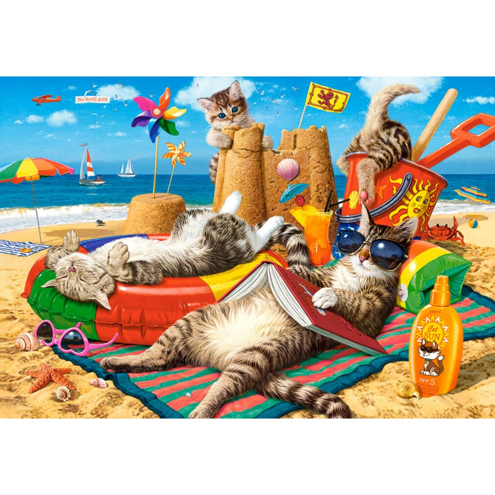 Chats profitant d'une journée à la plage. L'un lit, l'autre flotte, d'autres jouent dans un château de sable. Soleil, mer et accessoires colorés.