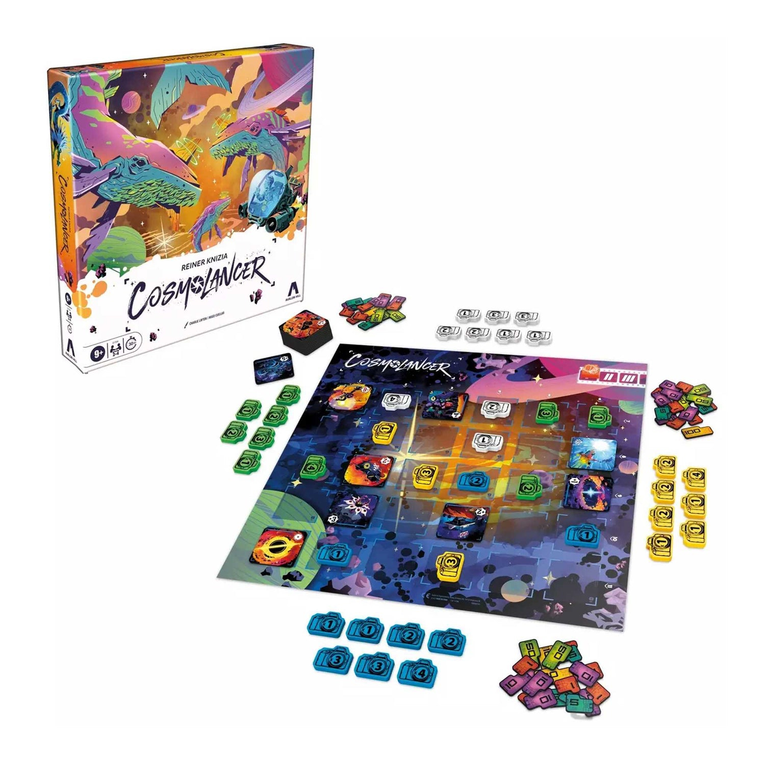 Un gioco da tavolo chiamato Cosmoslancer è su una superficie bianca. La scatola è a sinistra, il tabellone e i pezzi del gioco sono a destra.
