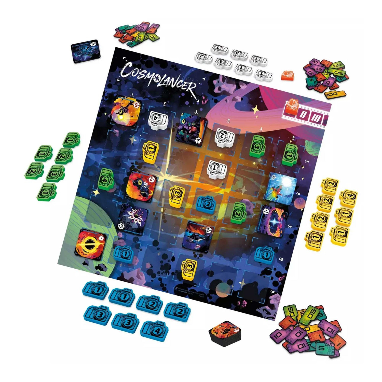 Gioco da tavolo con carte e gettoni. Il tabellone è blu e ha un tema cosmico. Vari gettoni e carte colorate lo circondano.