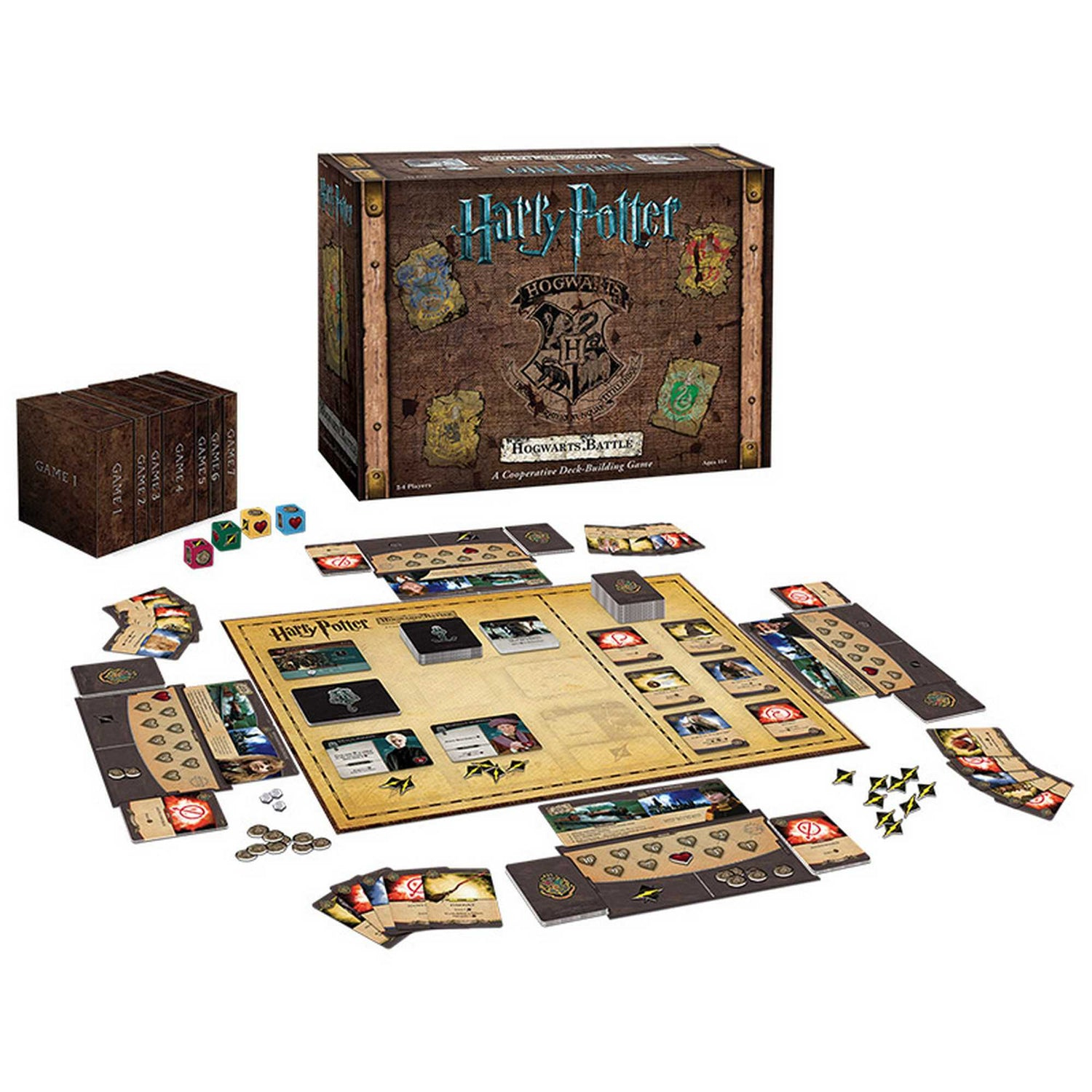 Ein Harry-Potter-Brettspiel ist aufgebaut. Schachtel, Karten, Würfel und Spielbrett sind sichtbar. Es ist ein kooperatives Deckbuilding-Spiel.