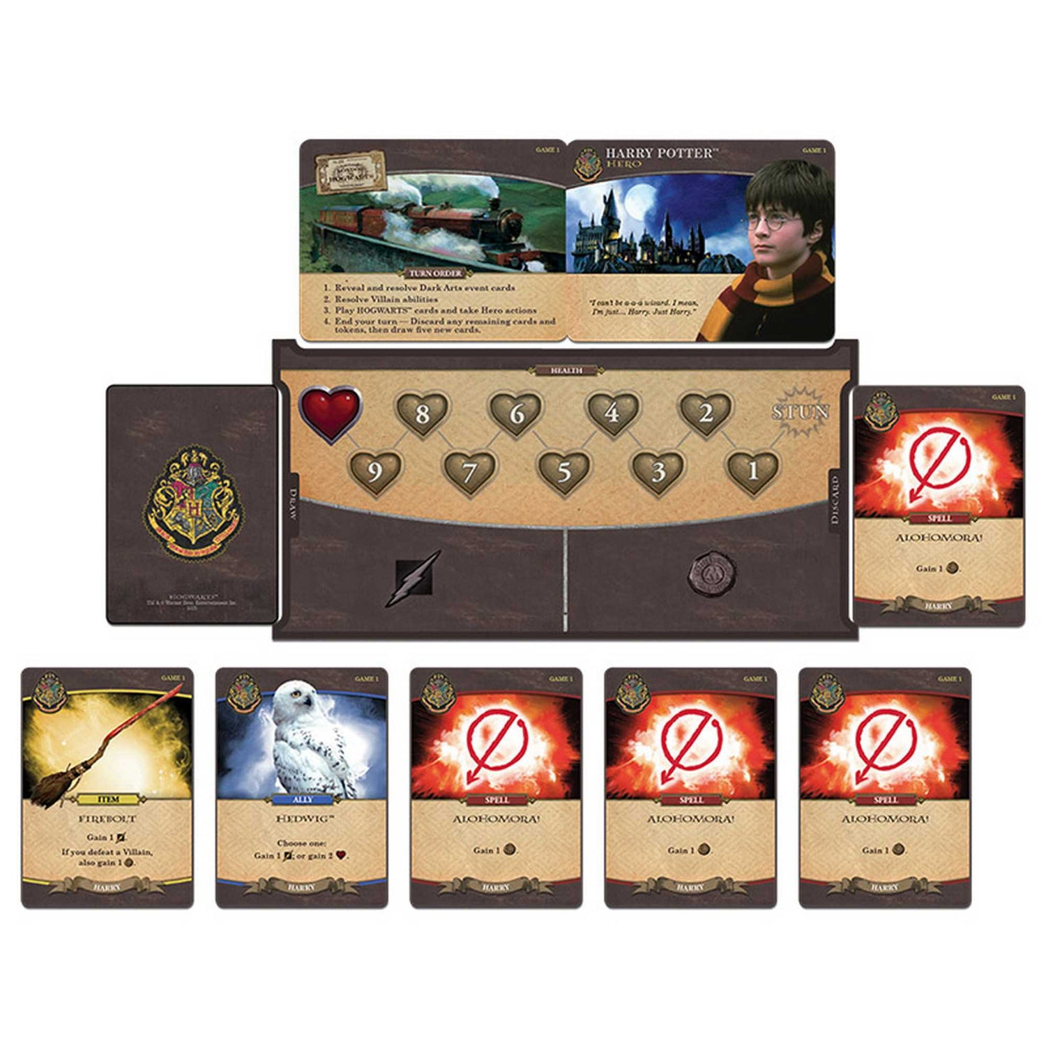 Harry-Potter-Brettspiel mit Karten, Harrys Bild und Hogwarts-Wappen. Karten zeigen Zaubersprüche, Gegenstände und eine Eule.