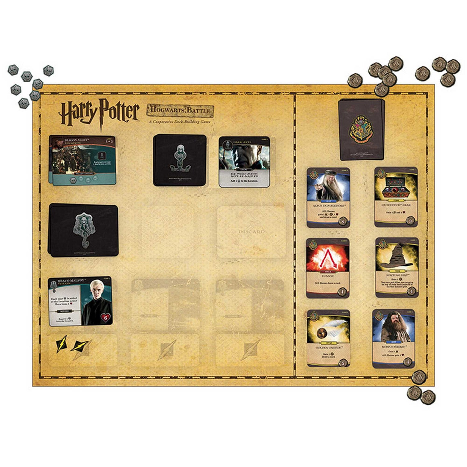 Harry Potter Hogwarts Battle Brettspiel. Karten mit Charakteren, Orten und Symbolen sind auf einem braunen Spielbrett angeordnet.