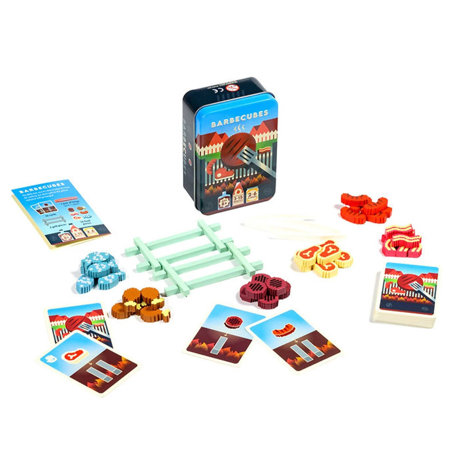 Ein Spielset, BarbeCubes, mit Karten, Holzteilen, einer Blechdose und einer Anleitung. Die Teile umfassen blaue, braune, rote und gelbe Gegenstände.