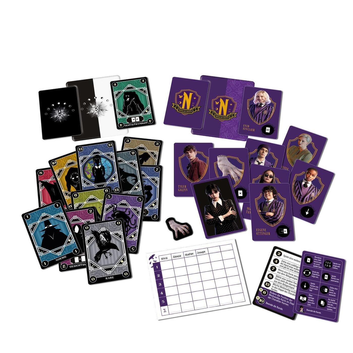 Le carte di un gioco da tavolo sono sparse. Wednesday Addams è su una carta. Altre carte hanno immagini scure.
