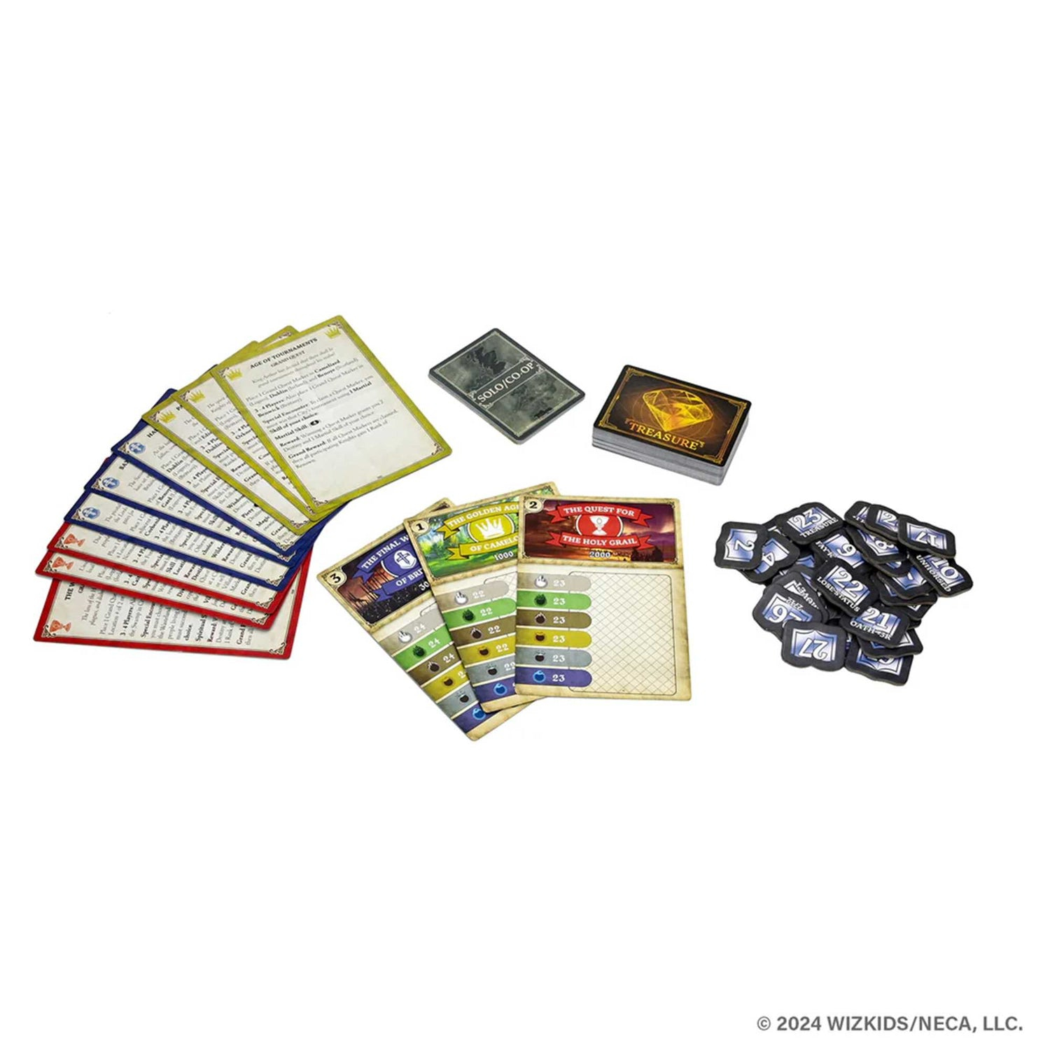 Componenti del gioco da tavolo: carte, gettoni e uno scrigno del tesoro sono disposti su una superficie bianca. Il gioco sembra essere un gioco di carte.
