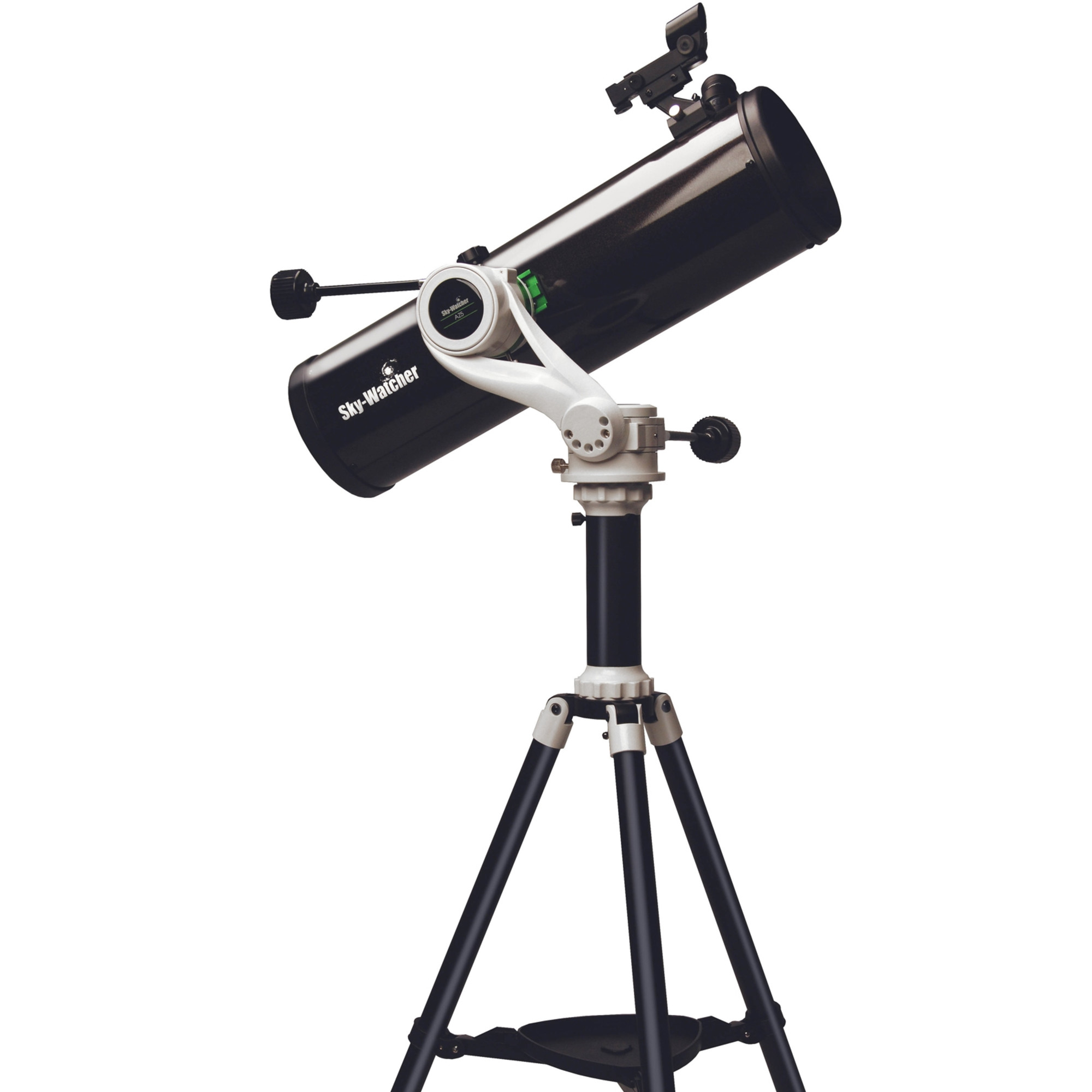 Ein Sky-Watcher-Teleskop. Es hat ein schwarzes Rohr, eine weiße Halterung und steht auf einem Stativ. Es ist vor weißem Hintergrund.