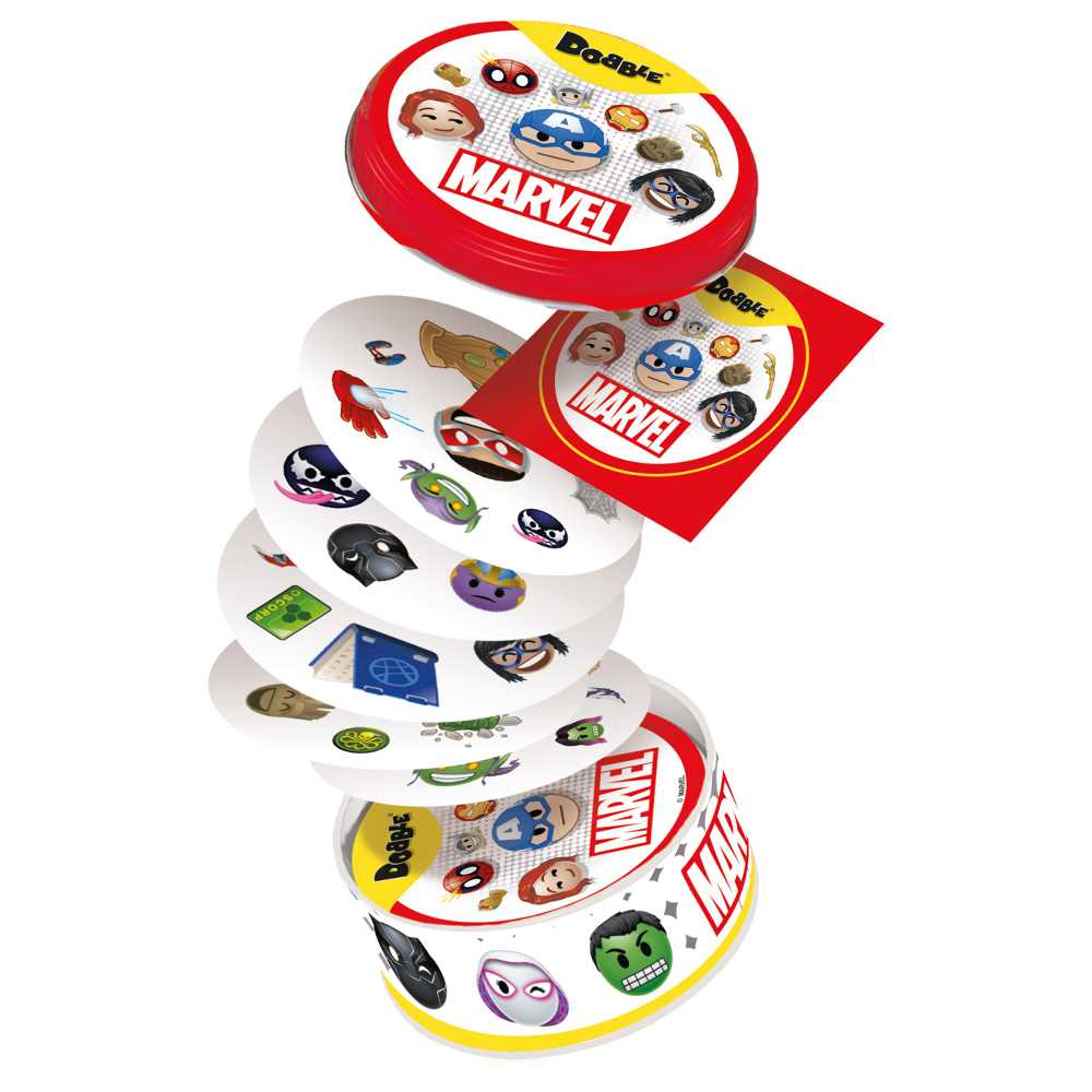 Gra Marvel Dobble. Czerwono-białe pudełko i karty z postaciami Marvela. Karty są ułożone w stos i niektóre spadają.