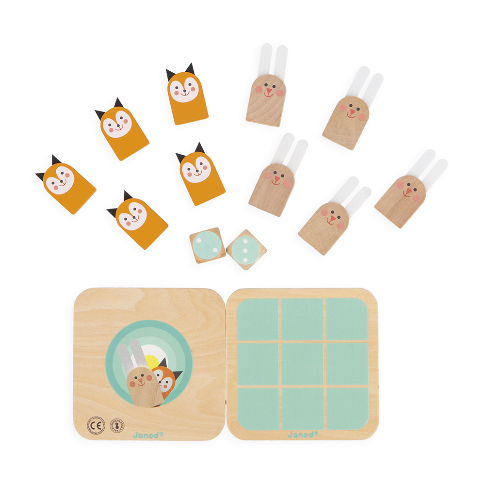 Holzspielzeug-Set mit Fuchs- und Kaninchenfiguren, Würfeln und einem Tic-Tac-Toe-Brett. Das Set befindet sich auf einer weißen Oberfläche.