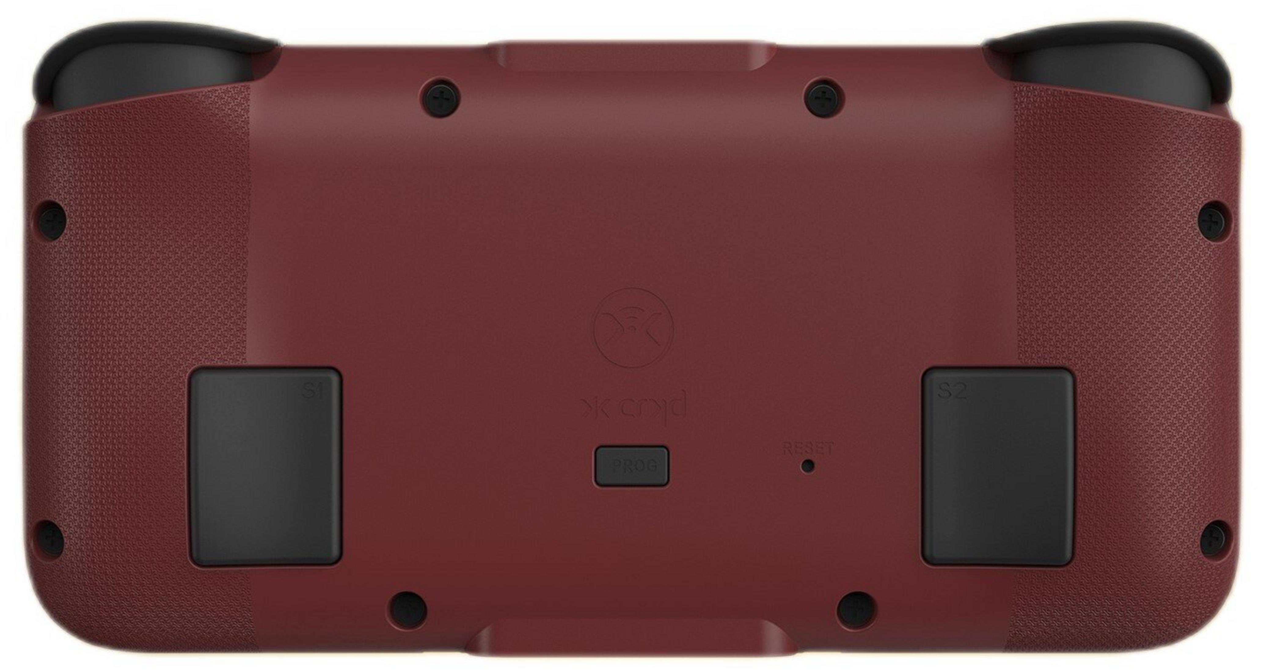 Retro di un controller di gioco bordeaux. Ha maniglie nere, pulsanti e un logo. Sono visibili due quadrati neri.
