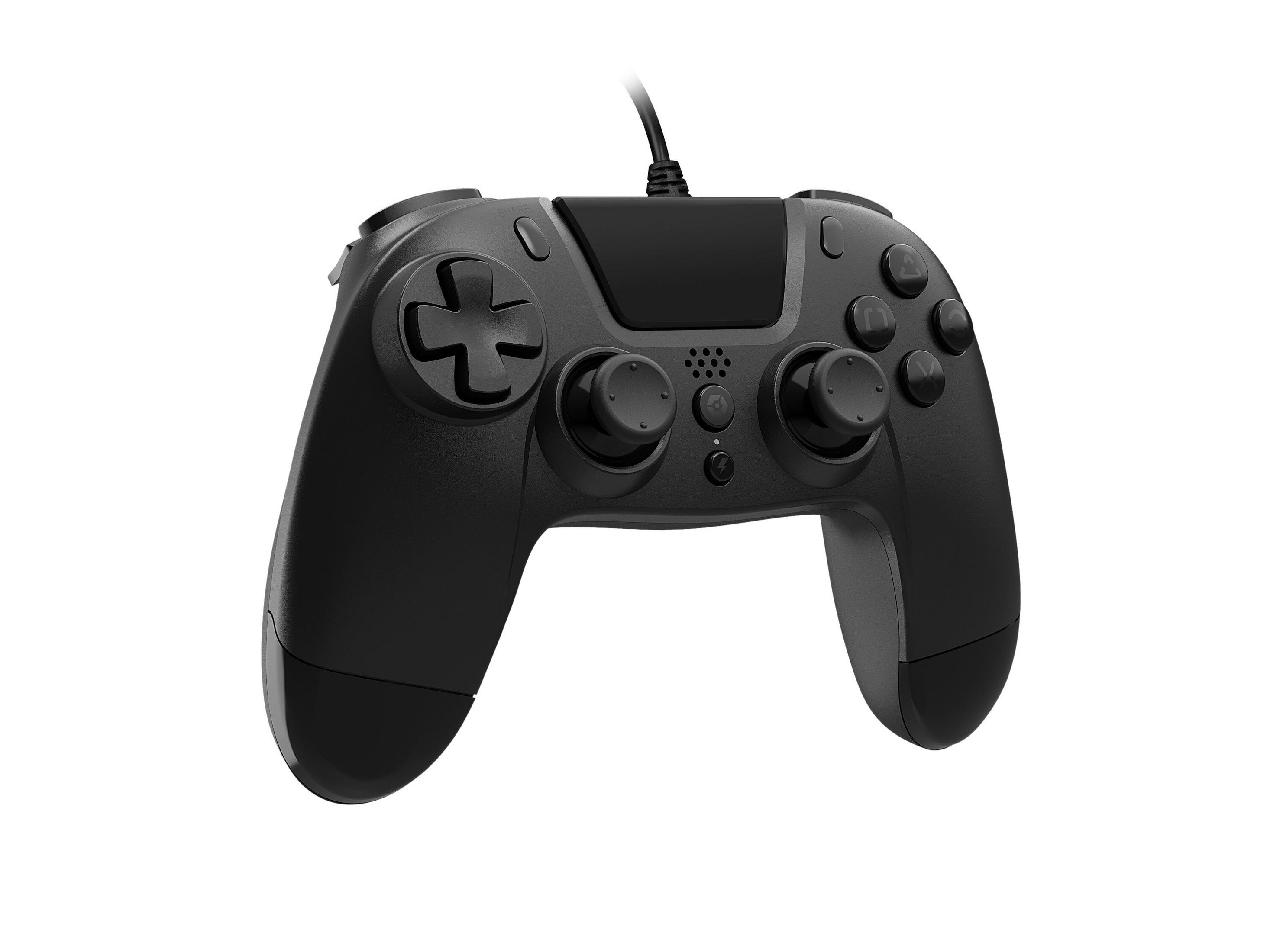 Un controller di gioco nero con pulsanti, joystick e un cavo su sfondo bianco.