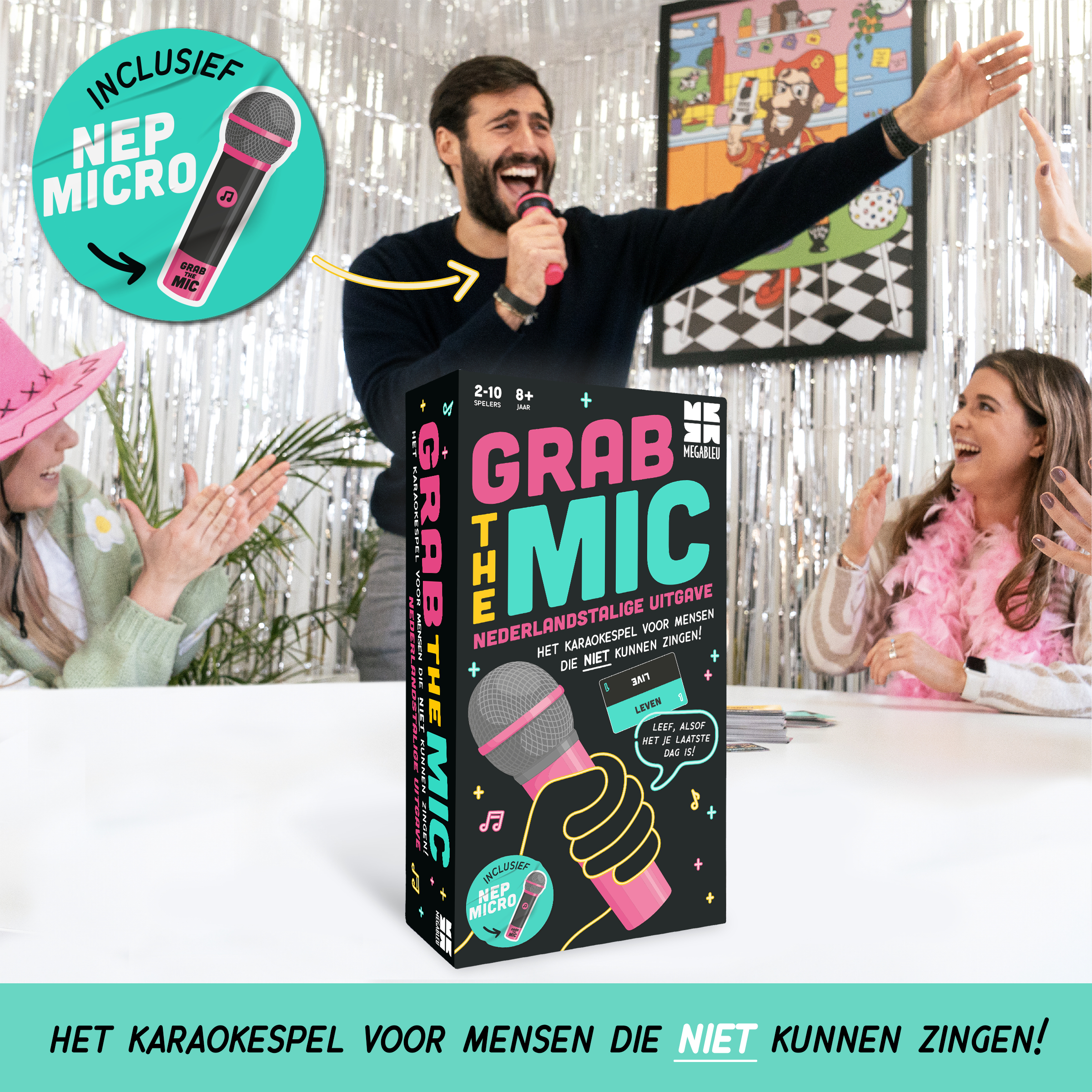 Mensen spelen het spel 'Grab the Mic'. Op de doos staat dat het voor mensen is die niet kunnen zingen. Iedereen lacht.