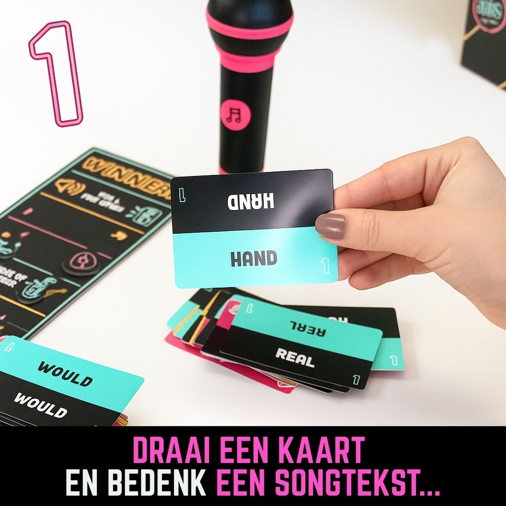 Een hand houdt een kaart met 'HAND' erop vast, naast andere kaarten. Een microfoon en een spelbord zijn ook zichtbaar.