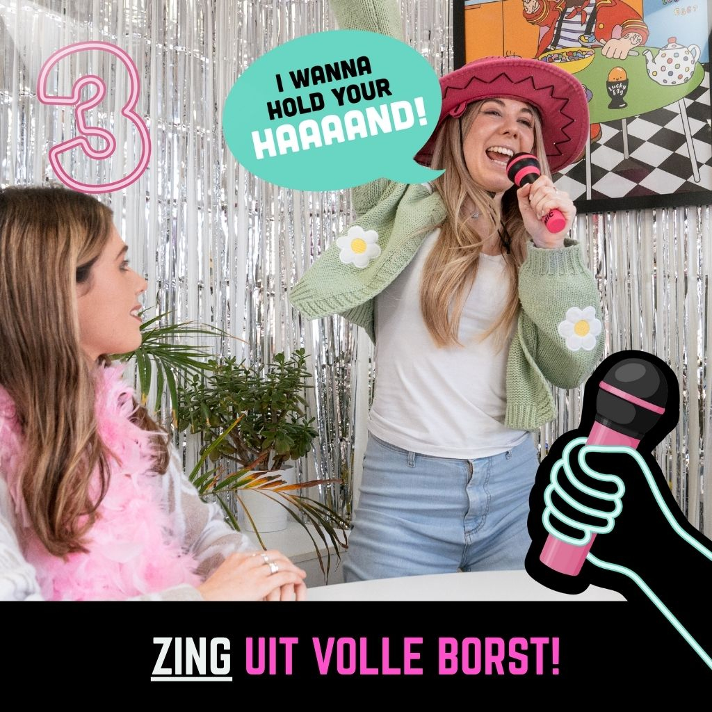 Een vrouw zingt in een roze microfoon. Een tekstballon zegt 'I wanna hold your haaaand!'. Een andere vrouw kijkt toe. Zilveren achtergrond.
