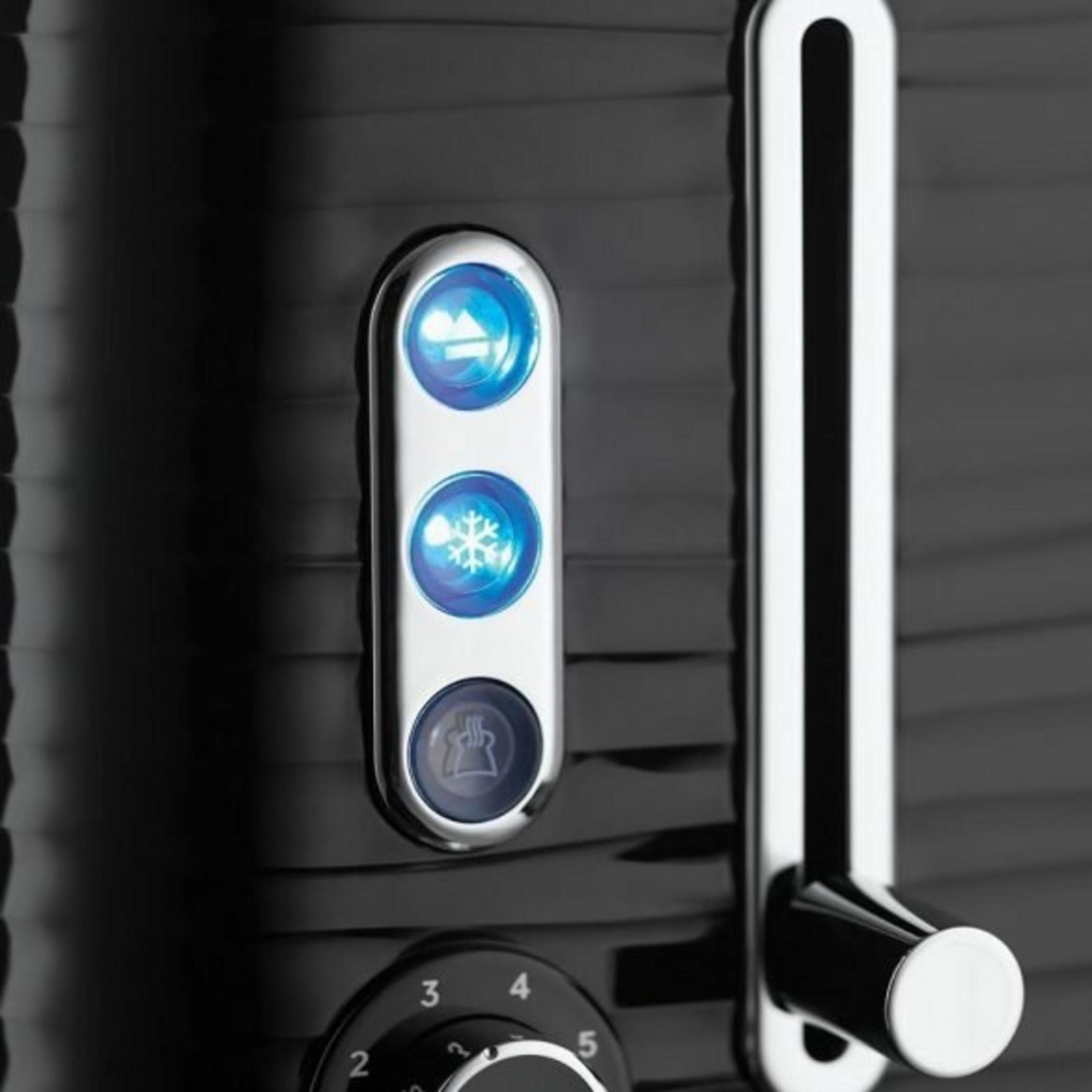 Zbliżenie czarnego tostera ze srebrną dźwignią i przyciskami. Posiada podświetlane na niebiesko przyciski do różnych funkcji.