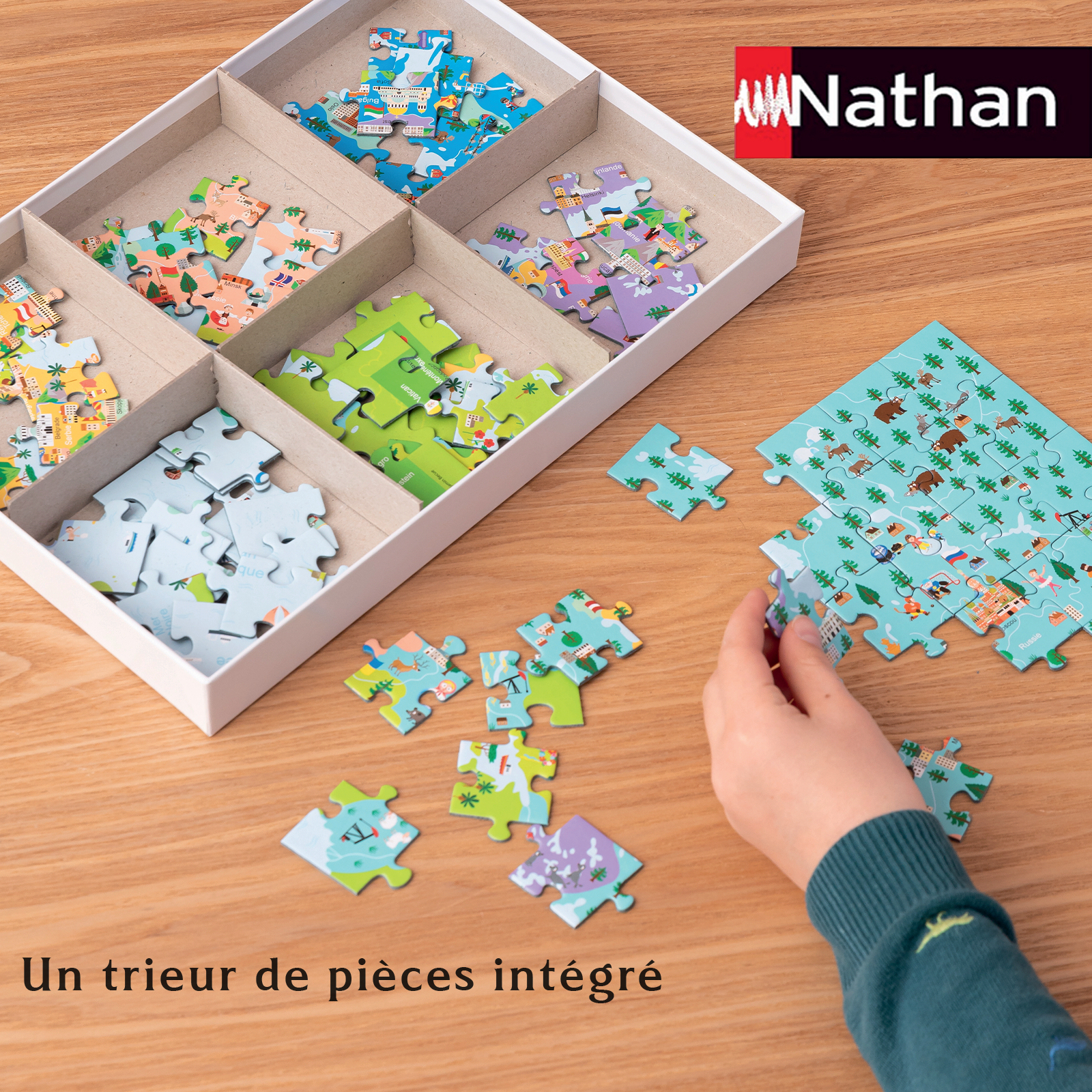 Eine Hand setzt ein Puzzle zusammen. Puzzleteile befinden sich in einer Box mit Abschnitten, mit einem 'Nathan'-Logo.