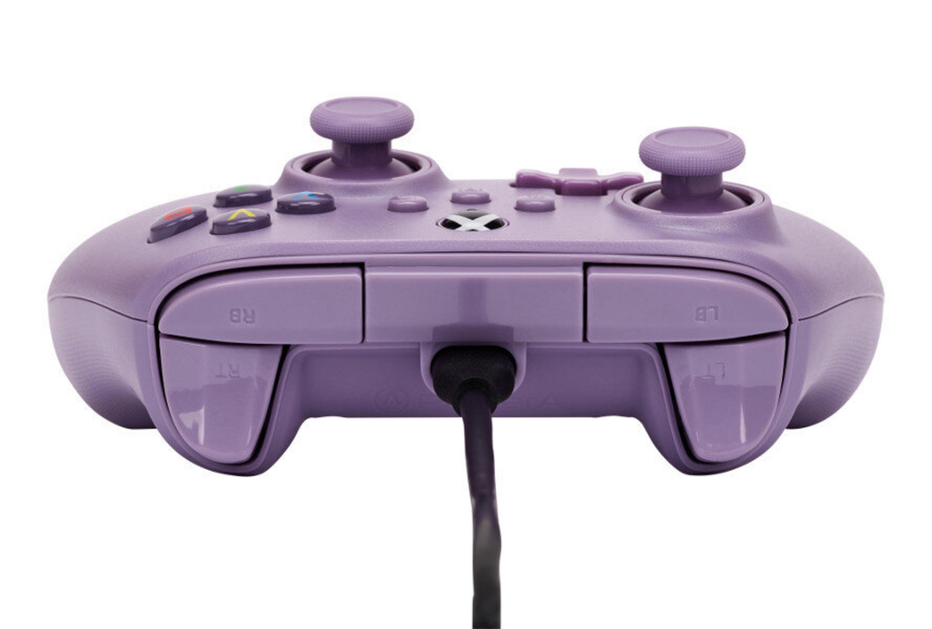 Un controller Xbox viola con pulsanti, levette e un cavo. Lo sfondo è bianco.