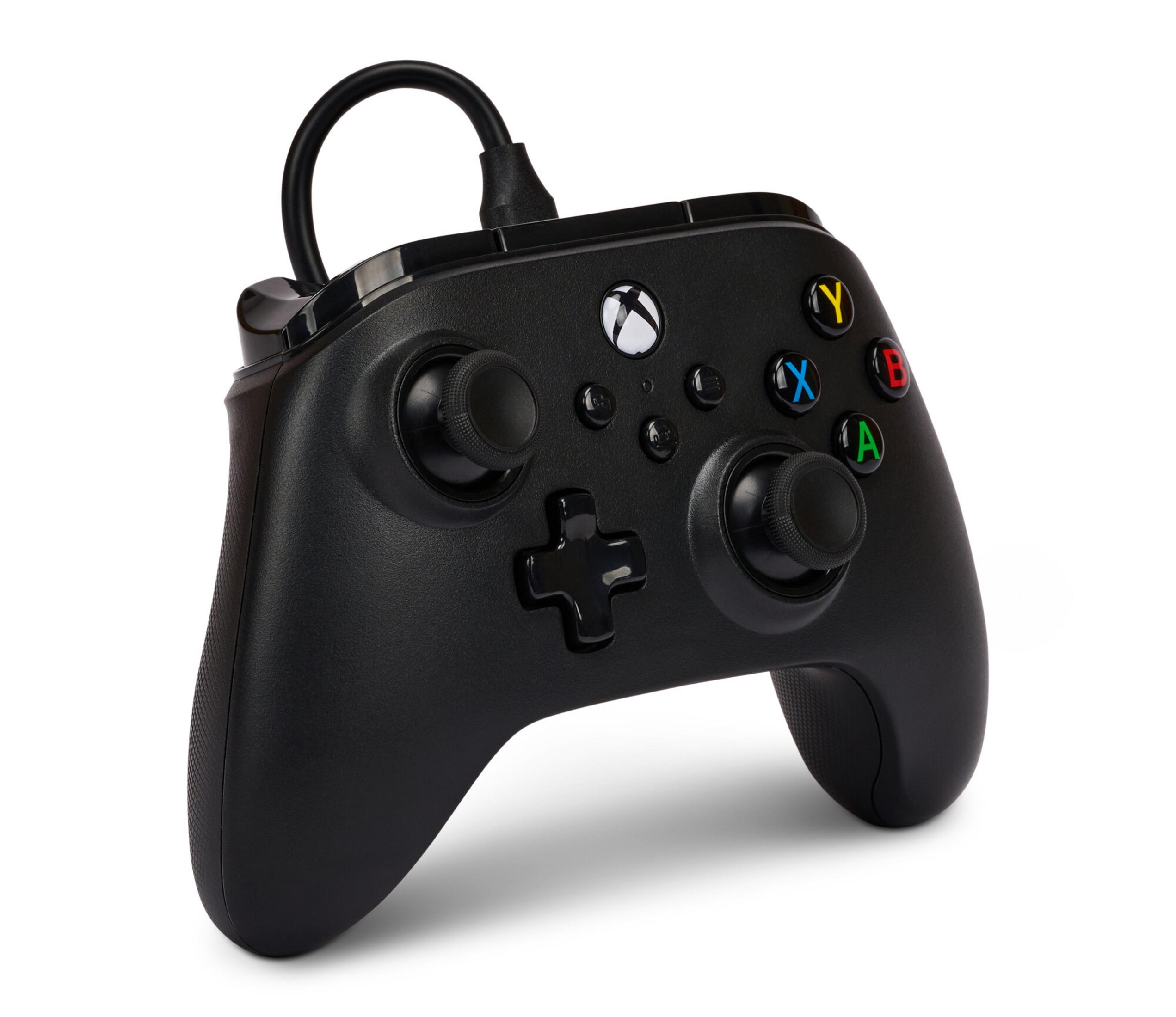 Un controller Xbox nero con pulsanti, joystick e un cavo su sfondo bianco.
