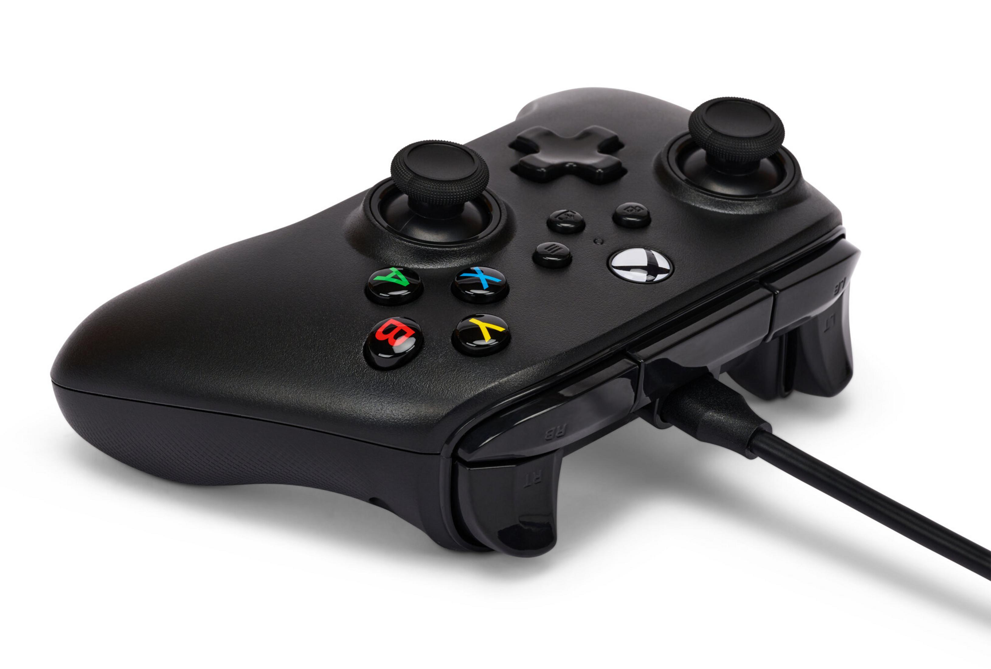 Controller Xbox nero con pulsanti e joystick, collegato a un cavo, su sfondo bianco.