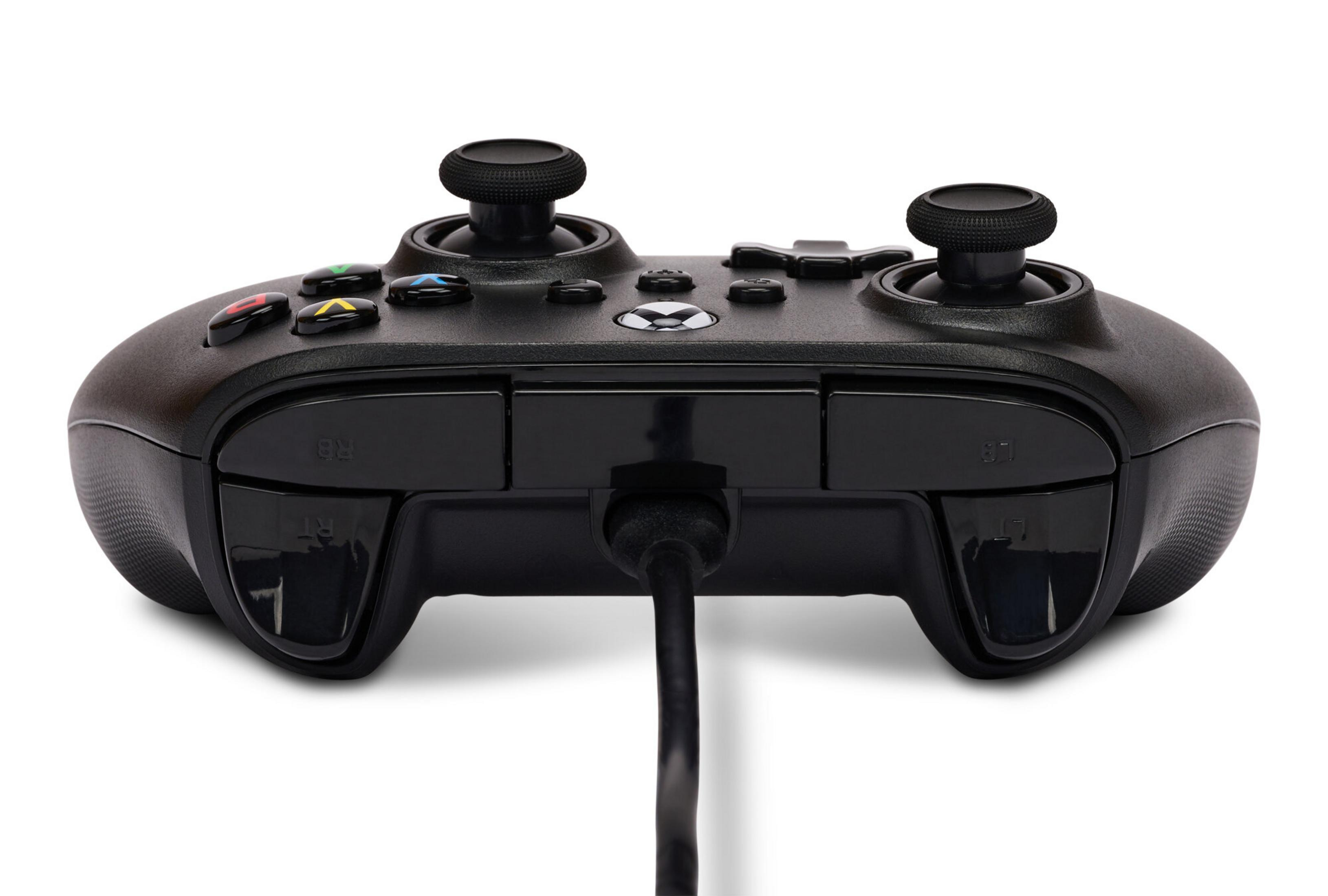 Controller Xbox nero su sfondo bianco. Presenta pulsanti, joystick e un cavo di ricarica.