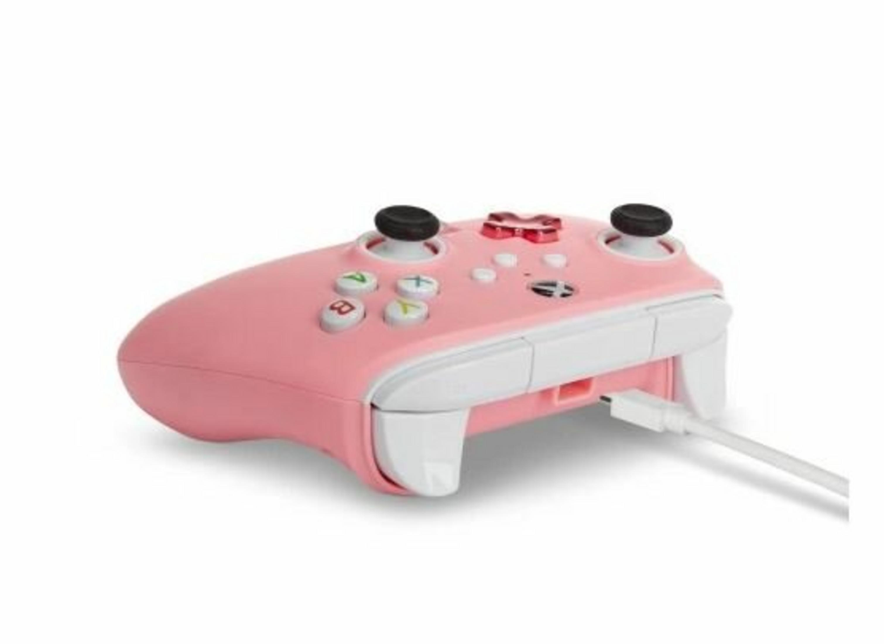 Różowy kontroler Xbox z białymi akcentami i podłączonym białym kablem USB na białym tle.