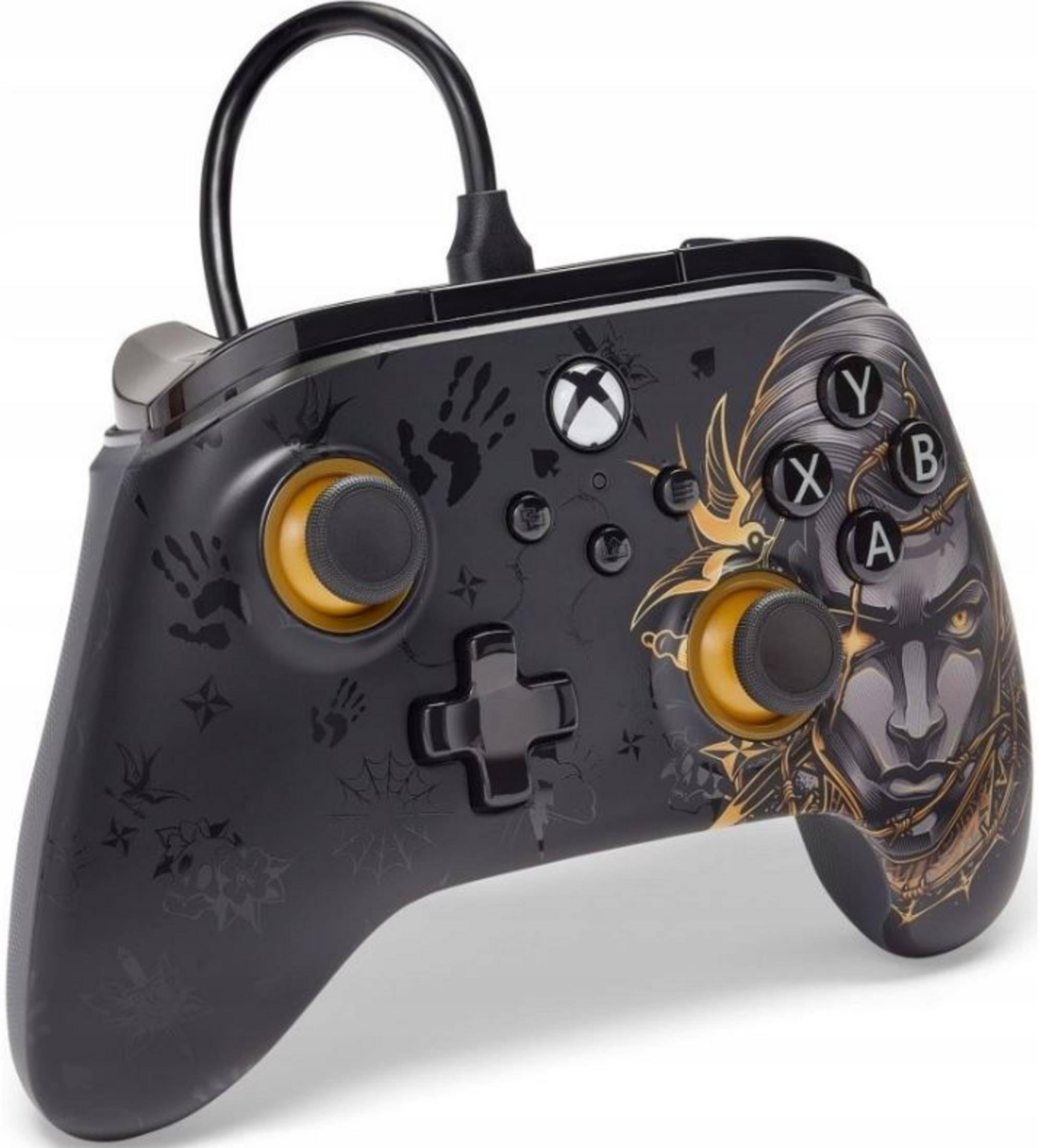 Czarny kontroler Xbox ze złotymi akcentami i wzorem twarzy. Posiada odciski dłoni i dołączony czarny kabel.