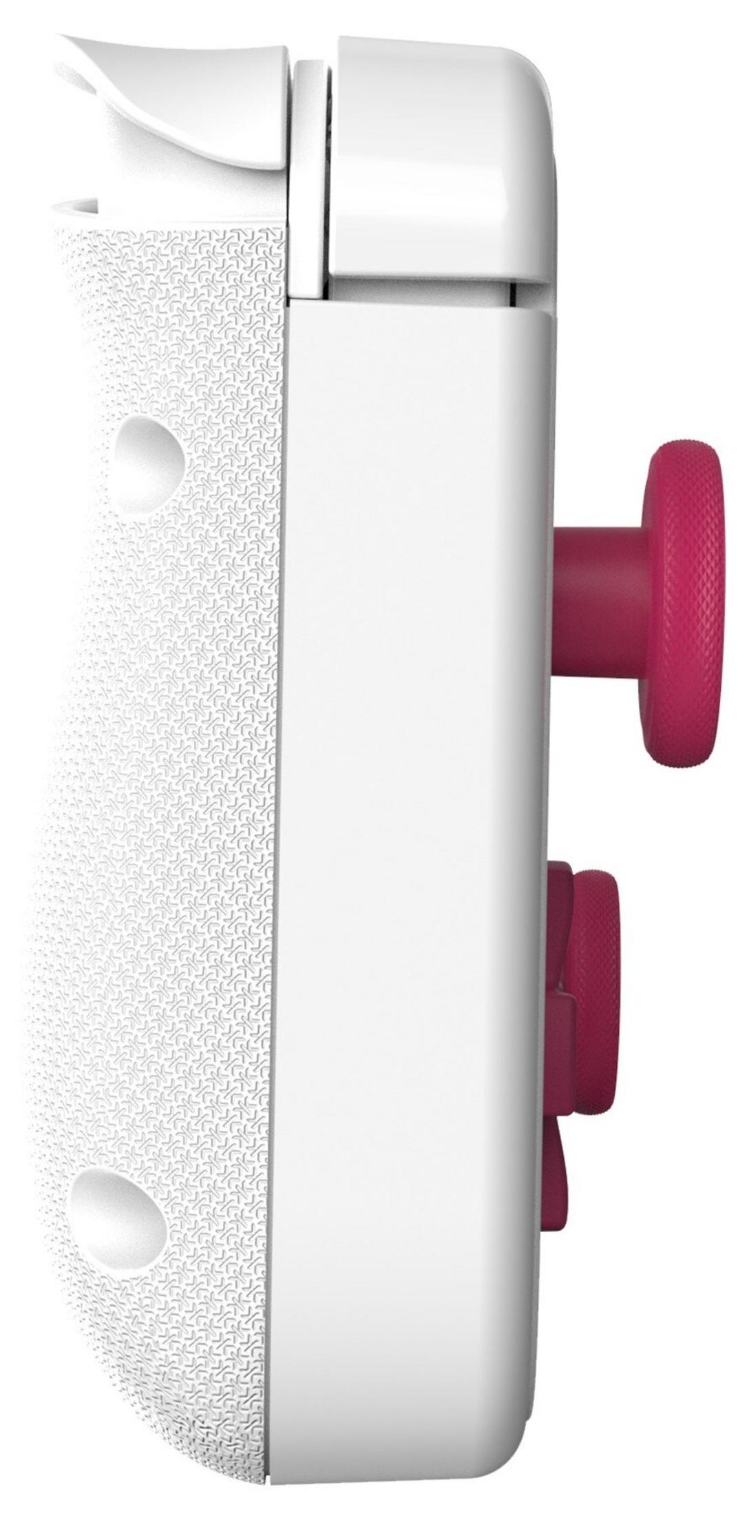 Vista laterale di un controller di gioco bianco con pulsanti rosa. Ha un'impugnatura strutturata e una superficie liscia.
